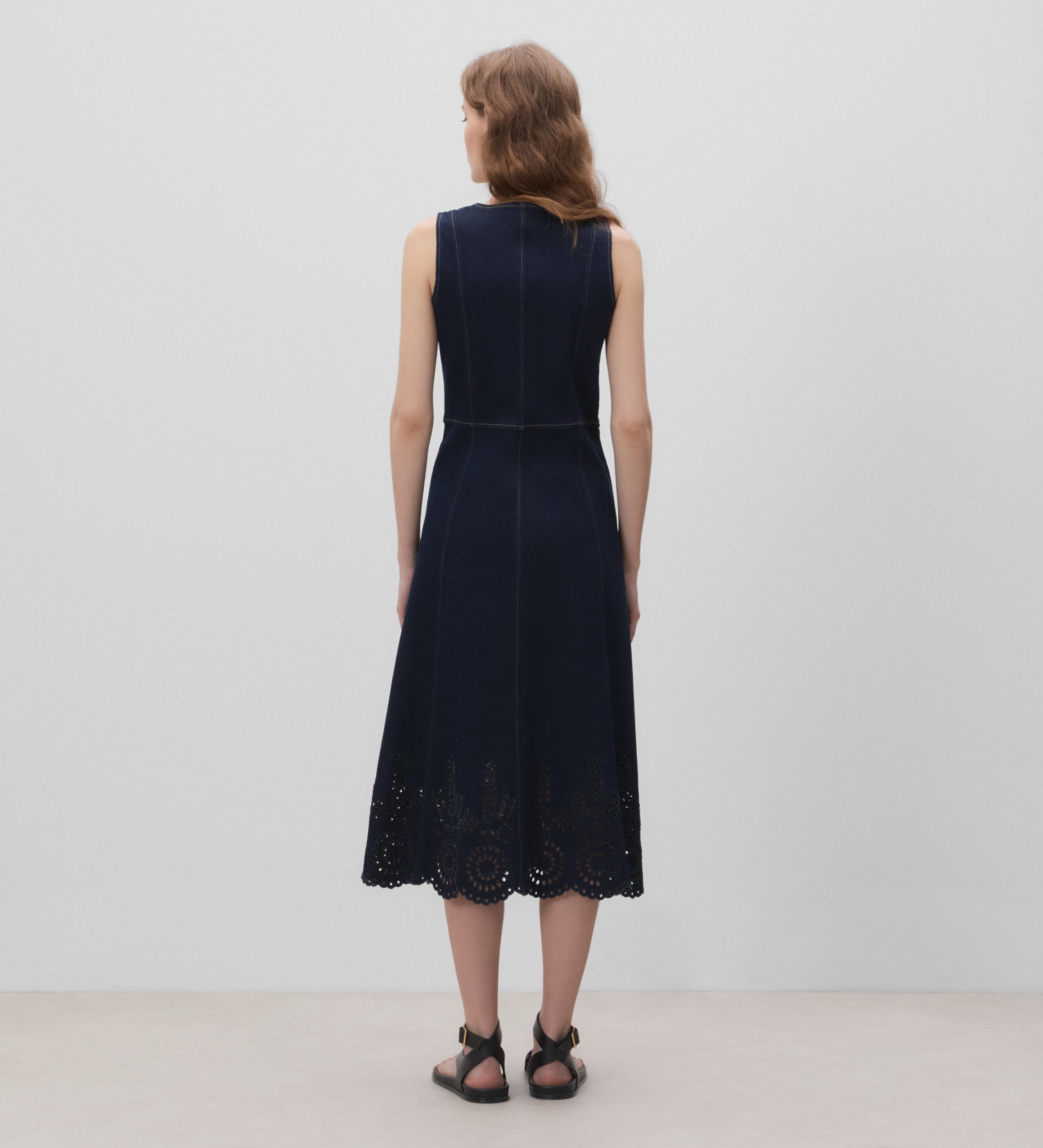 Robe en jean brodée à l'anglaise