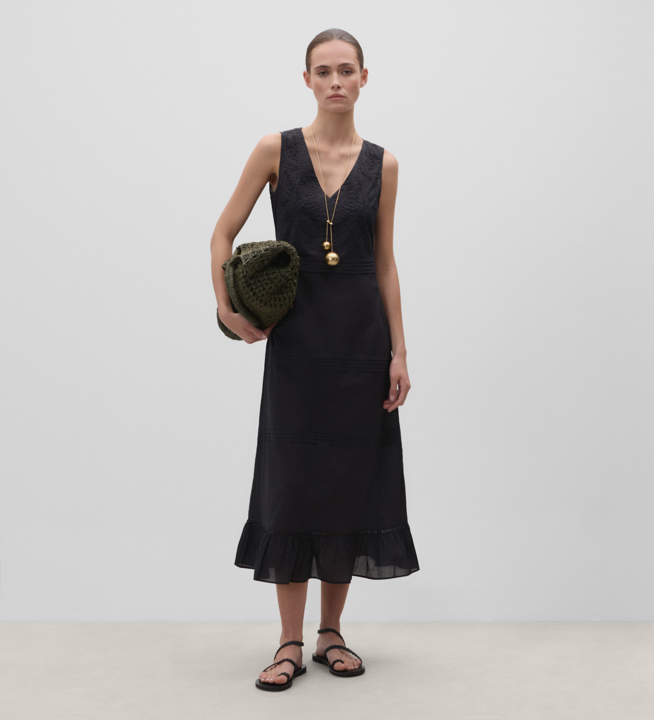 Robe longue avec passementerie