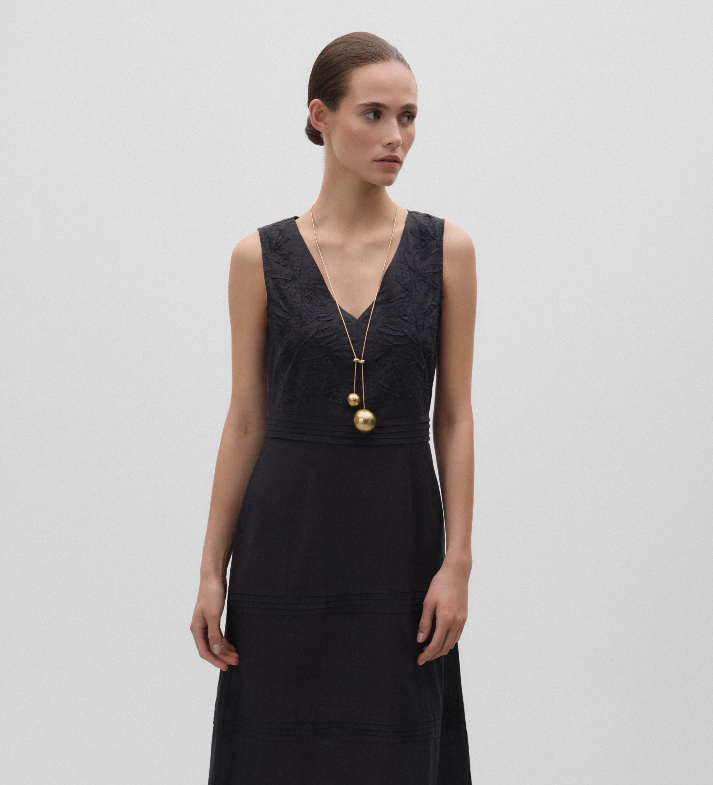 Robe longue avec passementerie