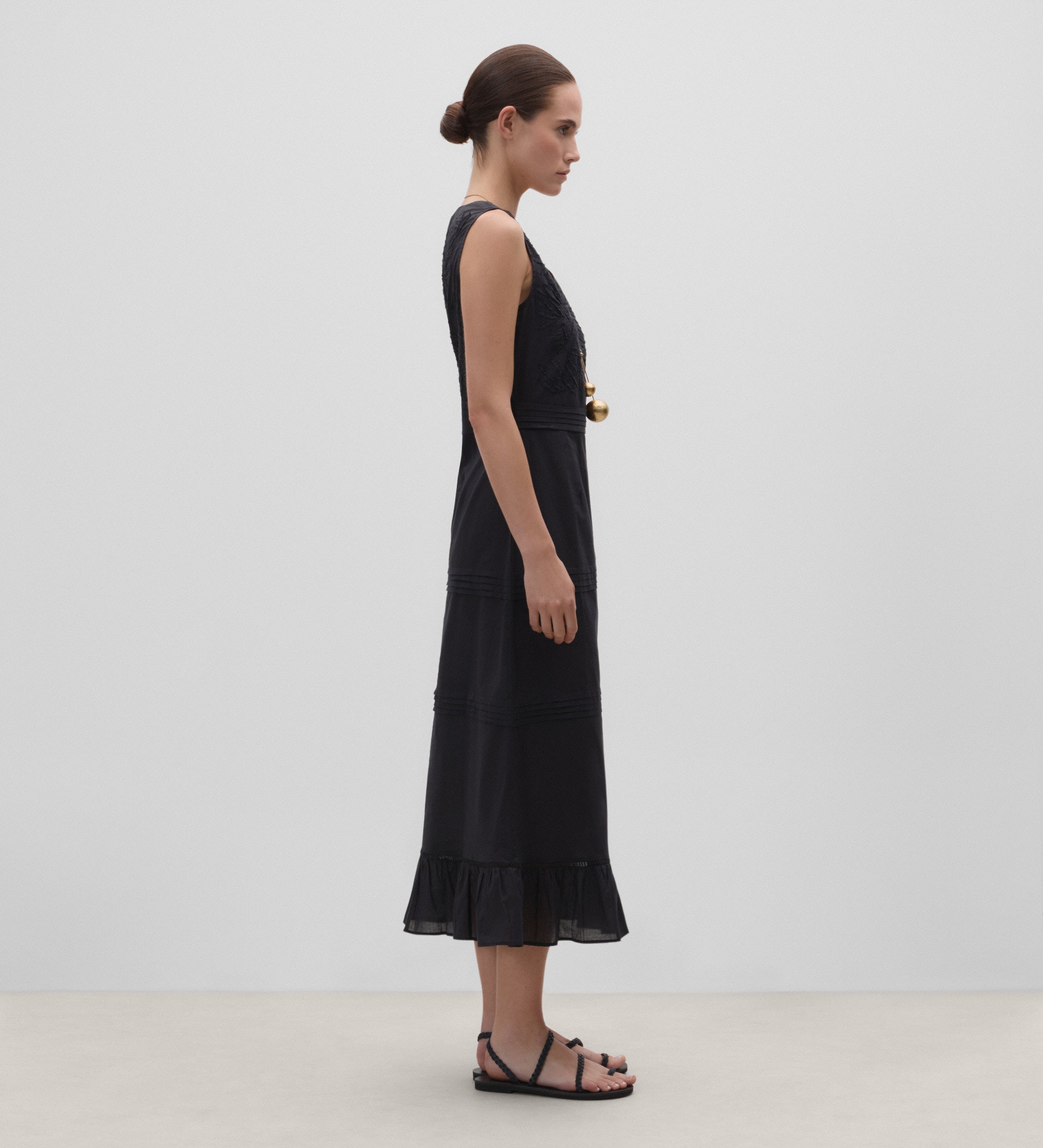 Robe longue avec passementerie