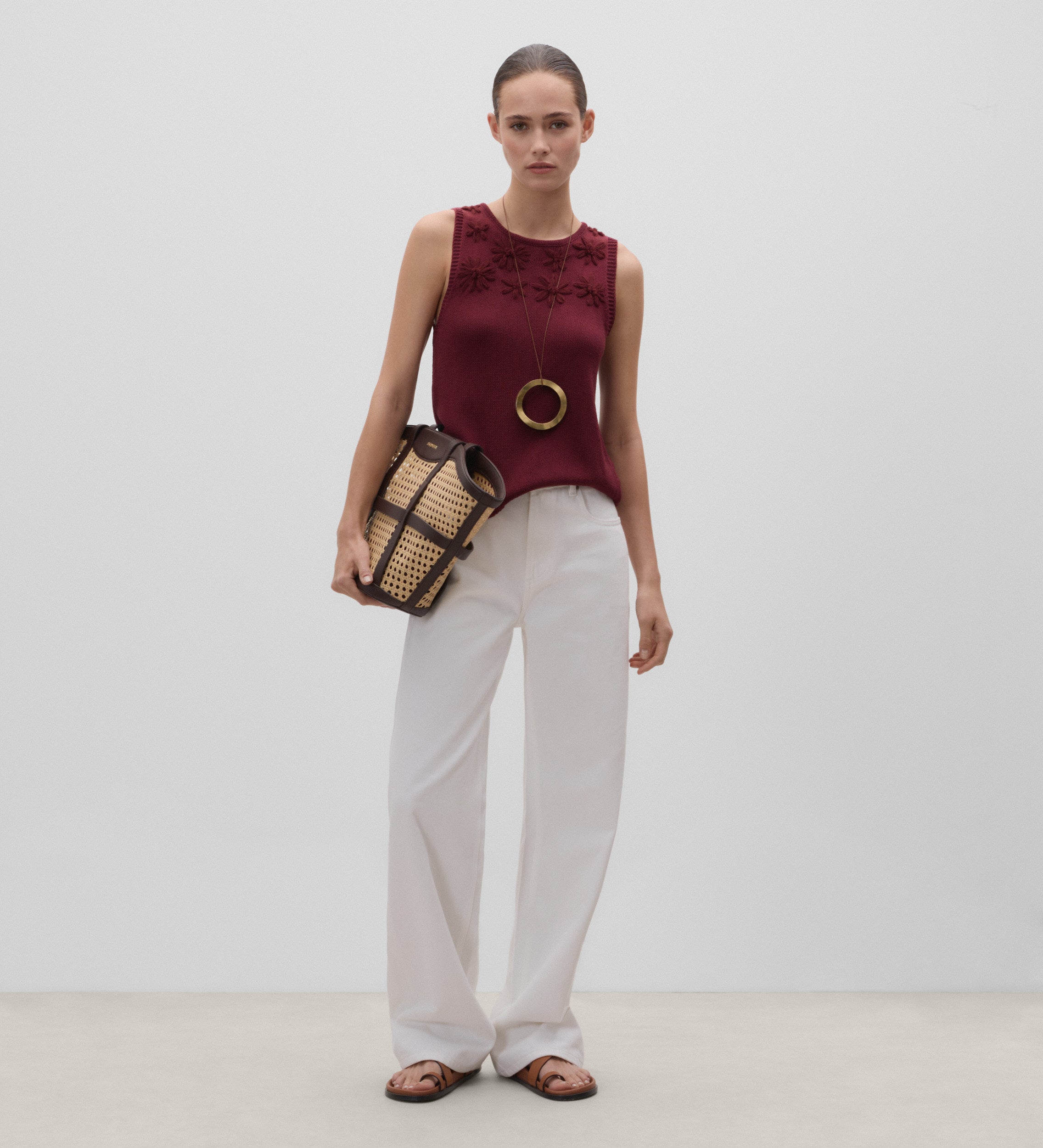 Haut en maille brodée