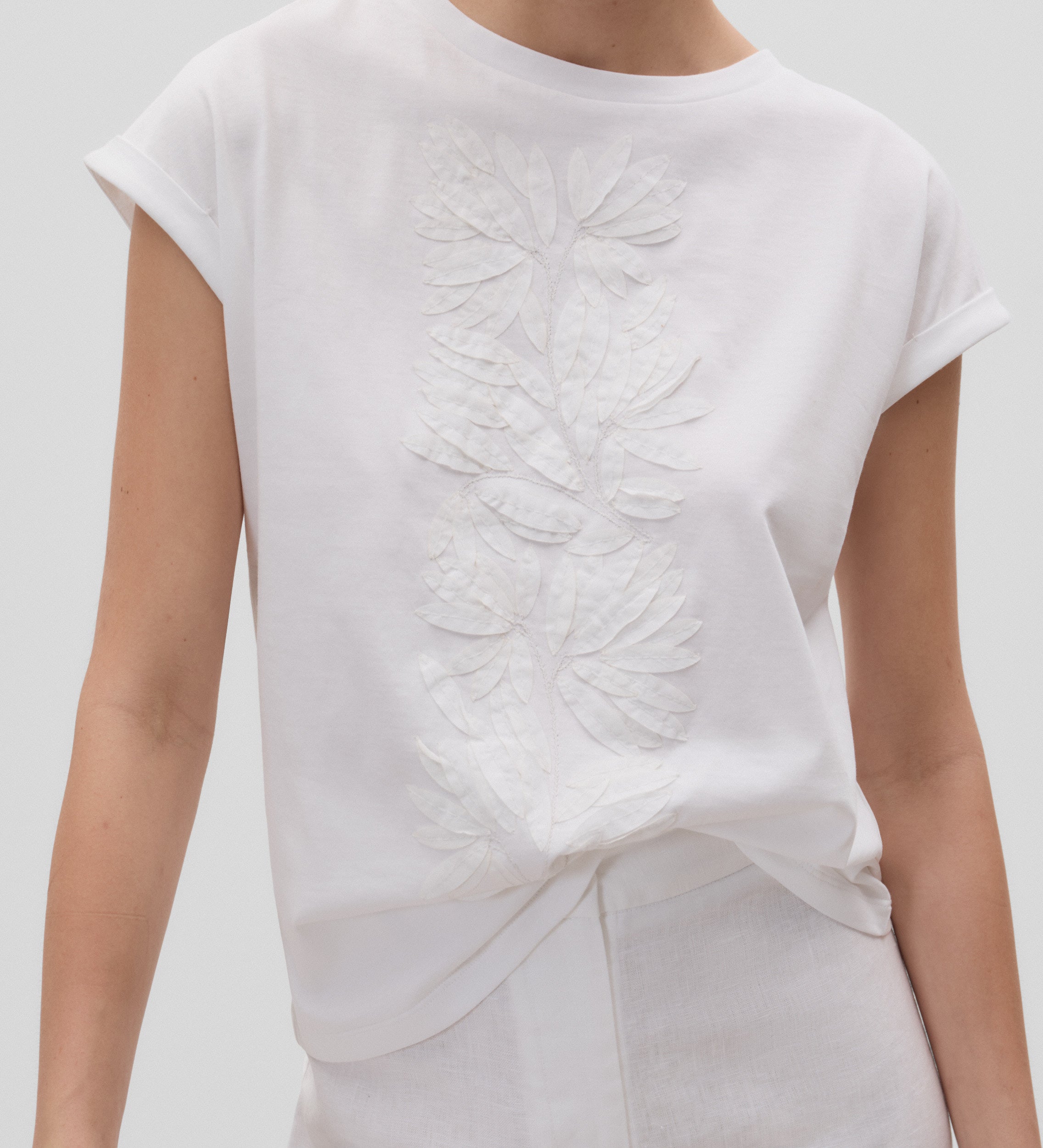 3D embroidered T-shirt