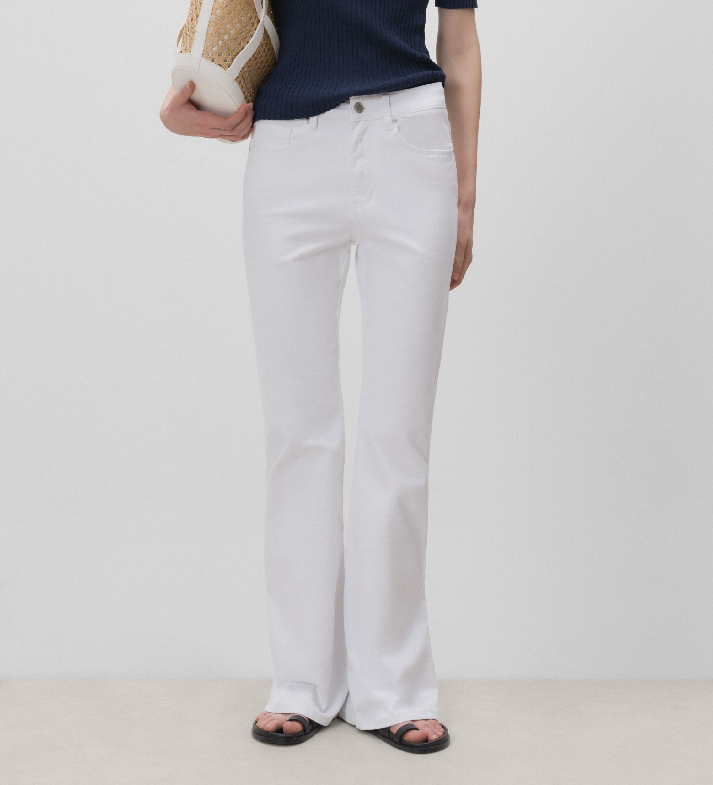 Pantalón vaquero acampanado