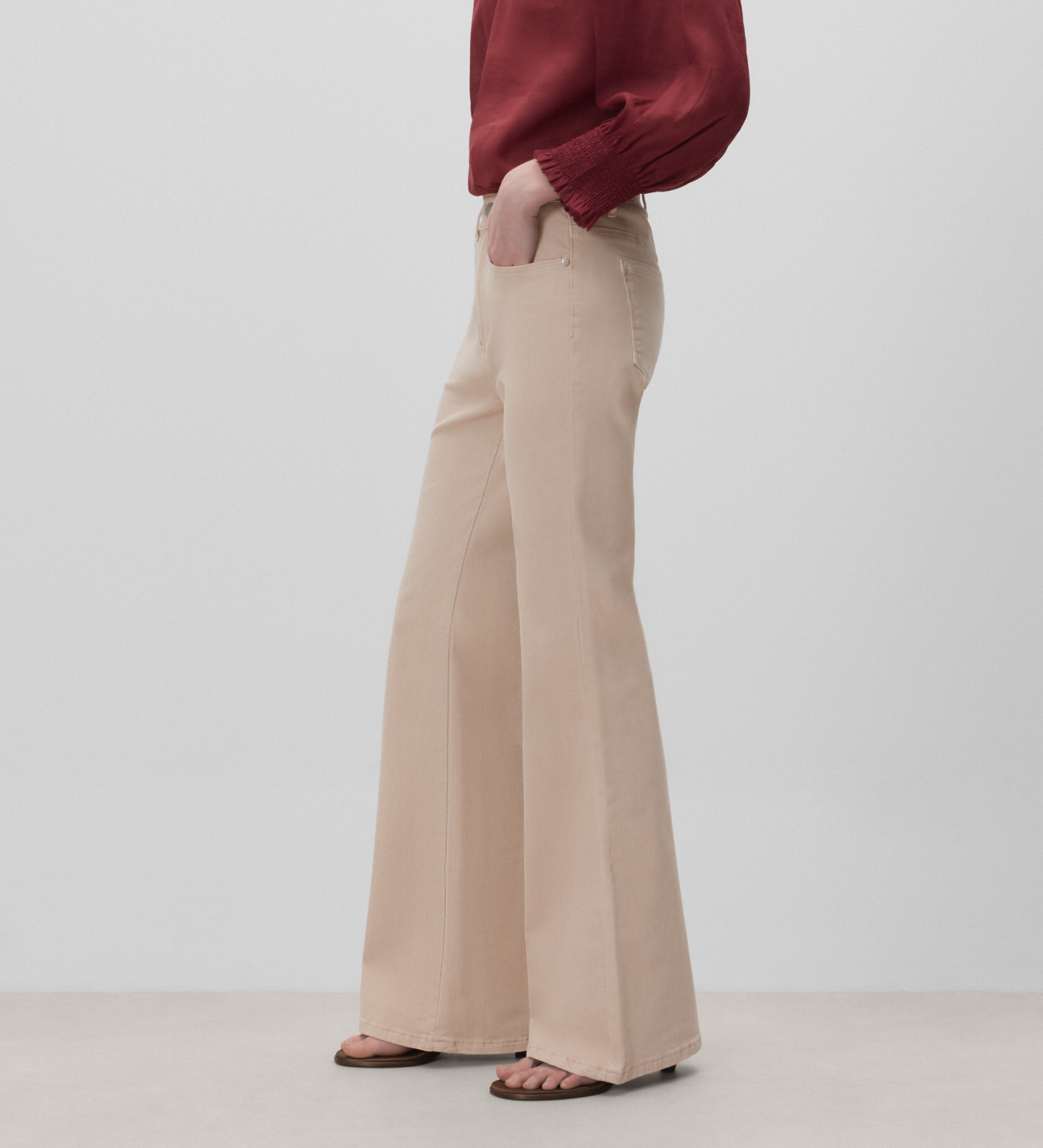 Pantalón vaquero acampanado