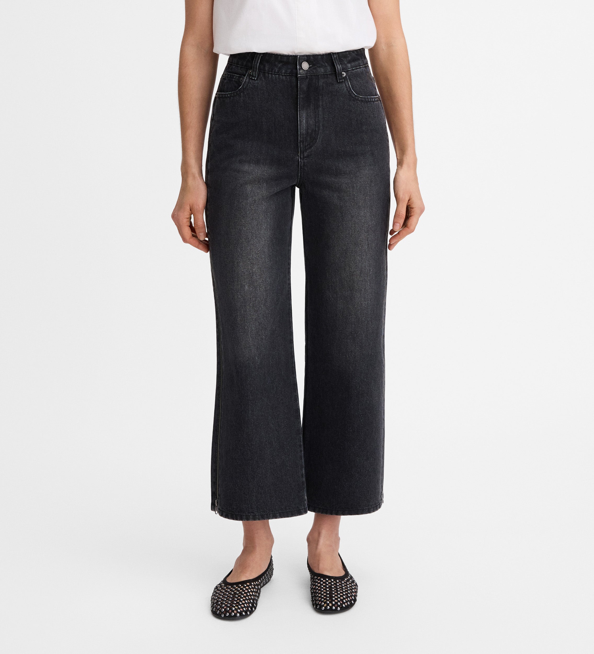 Cropped jeans with zippers