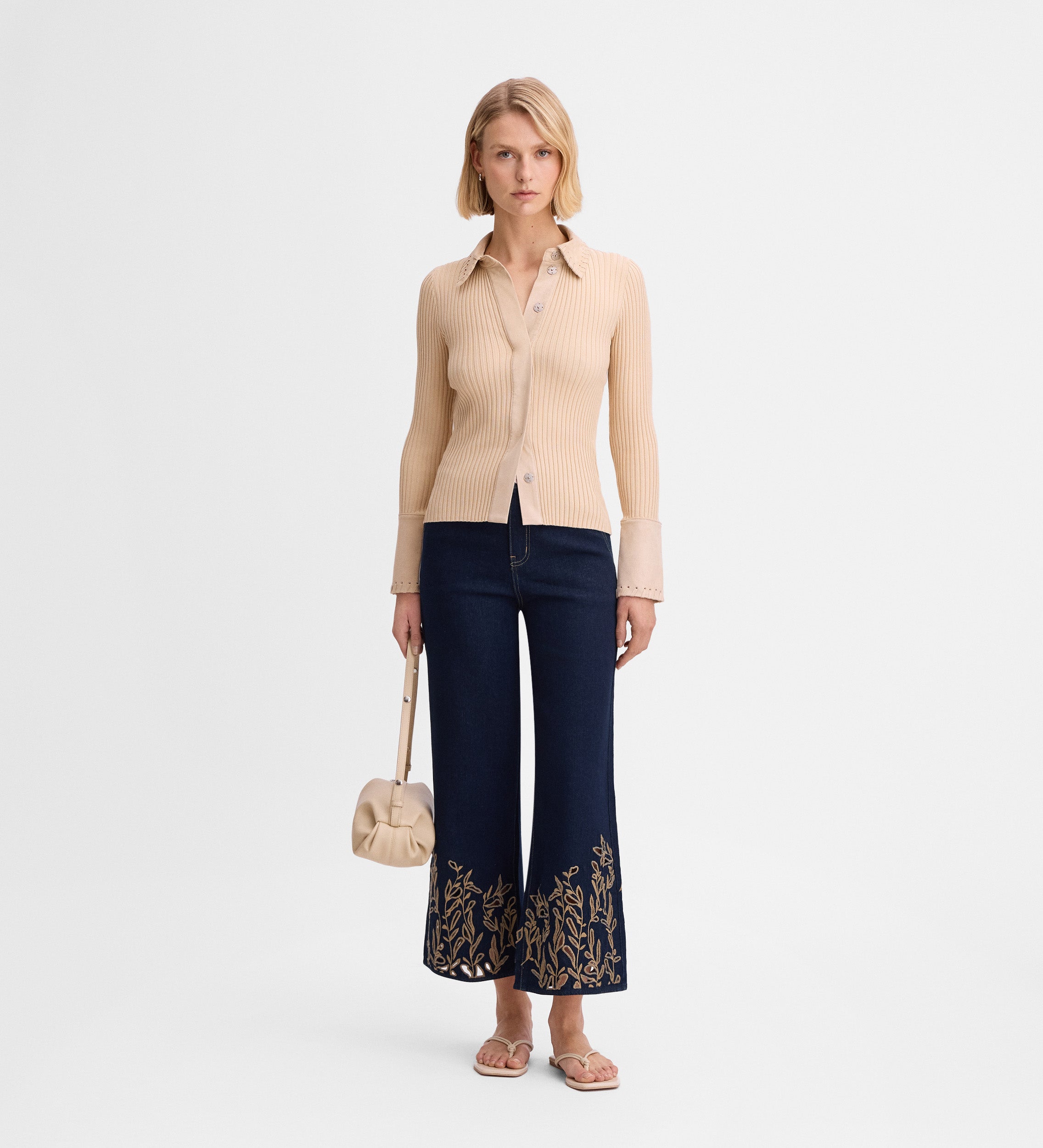 Pantalón vaquero crop bordado