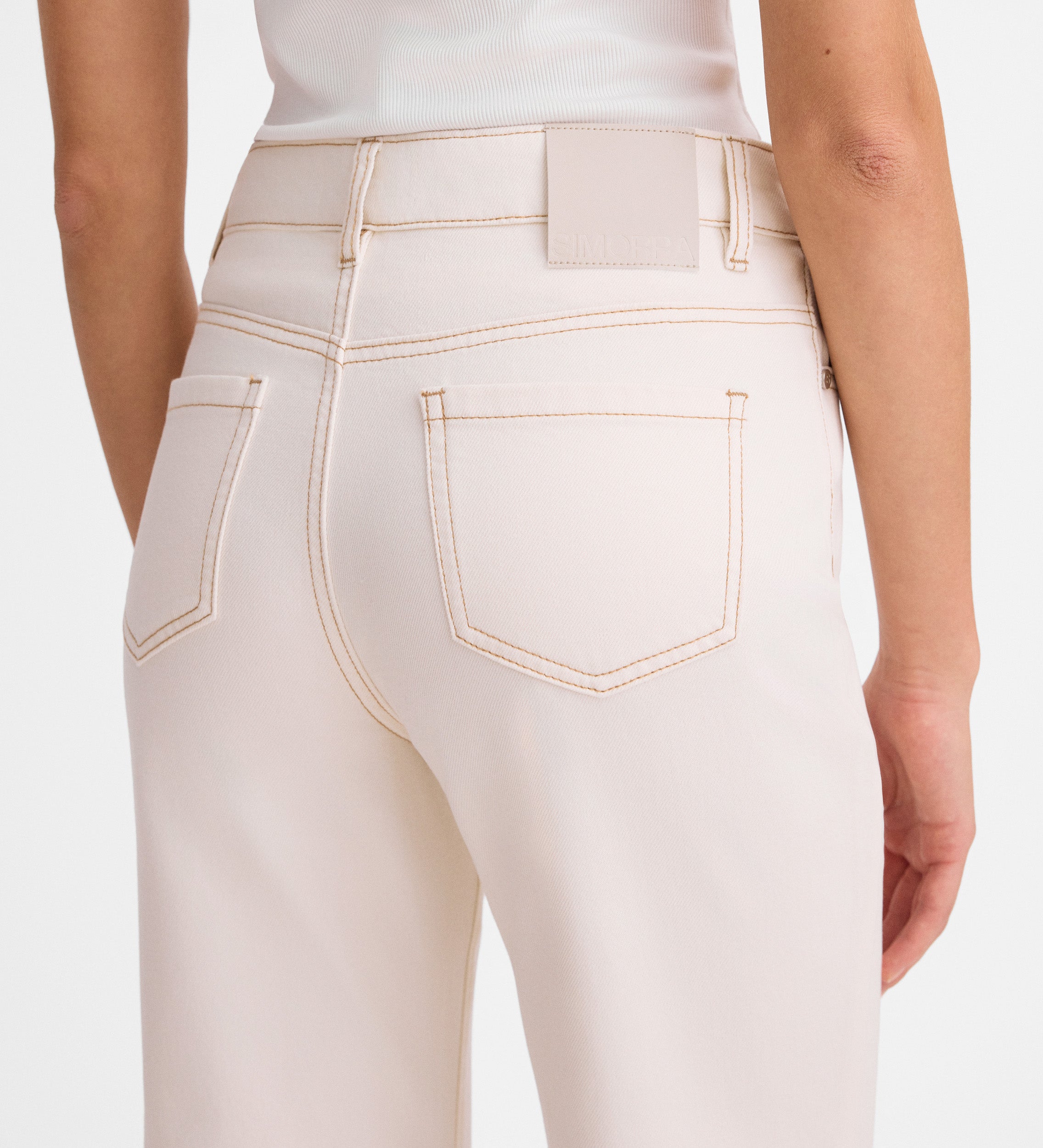 Pantalón crop bordado decorativo