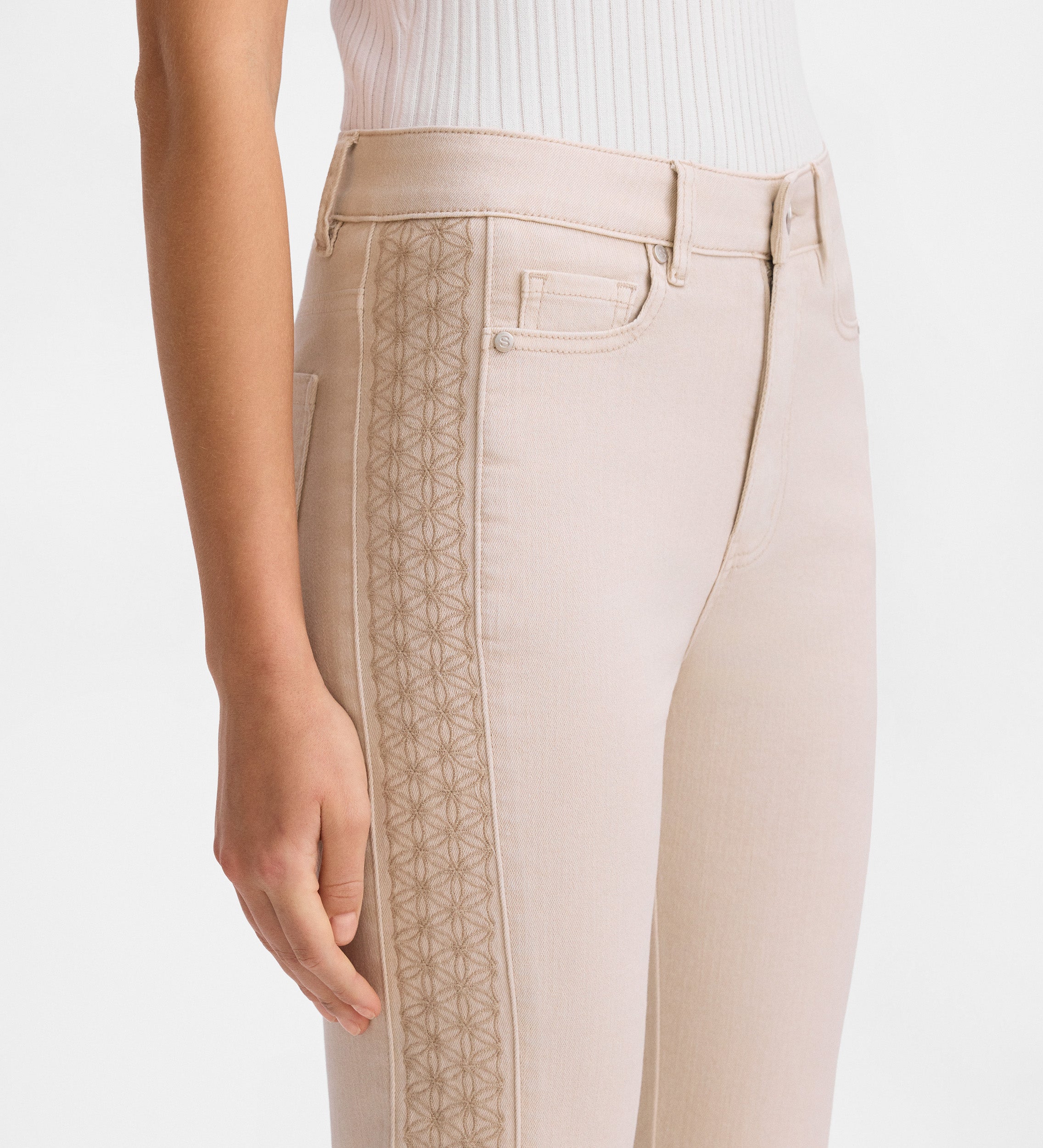 Pantalón vaquero bordado