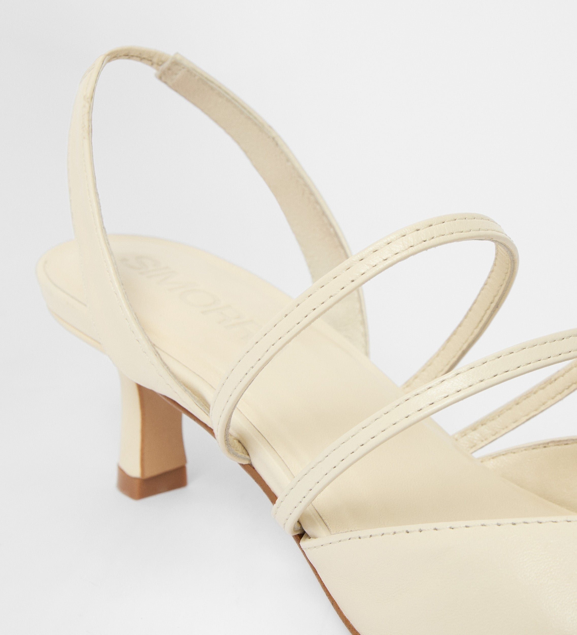 Zapato punta tacón kitten