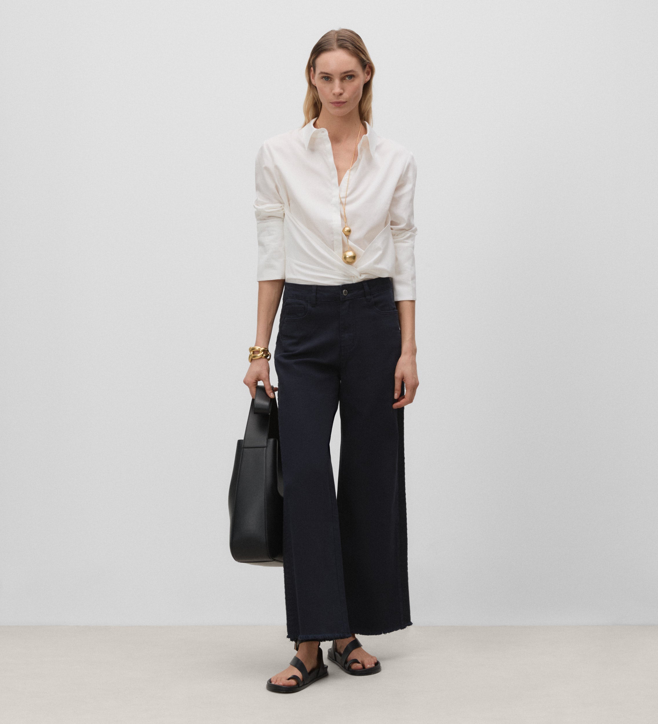 Pantalon large avec broderie sur le côté