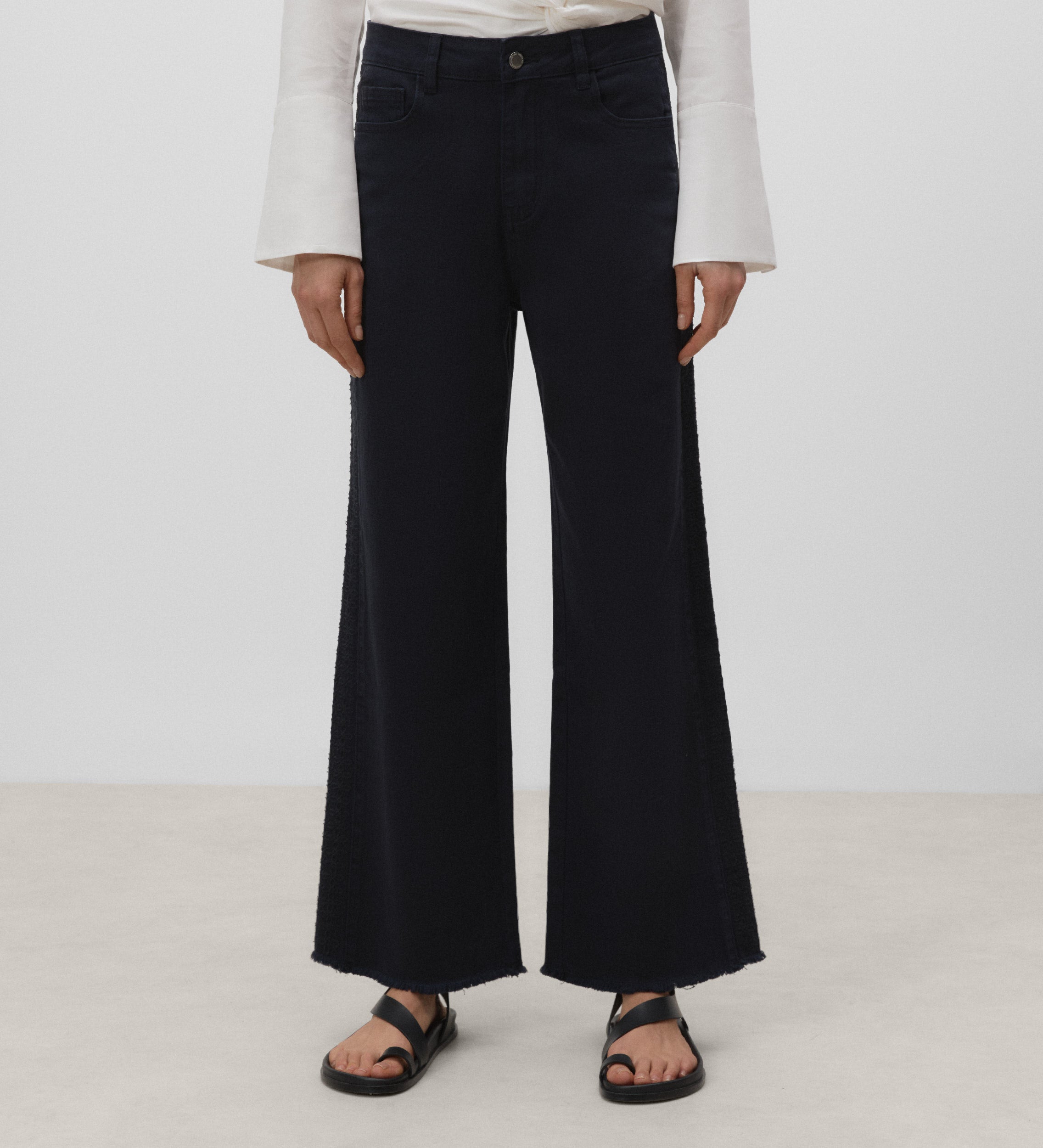 Pantalon large avec broderie sur le côté