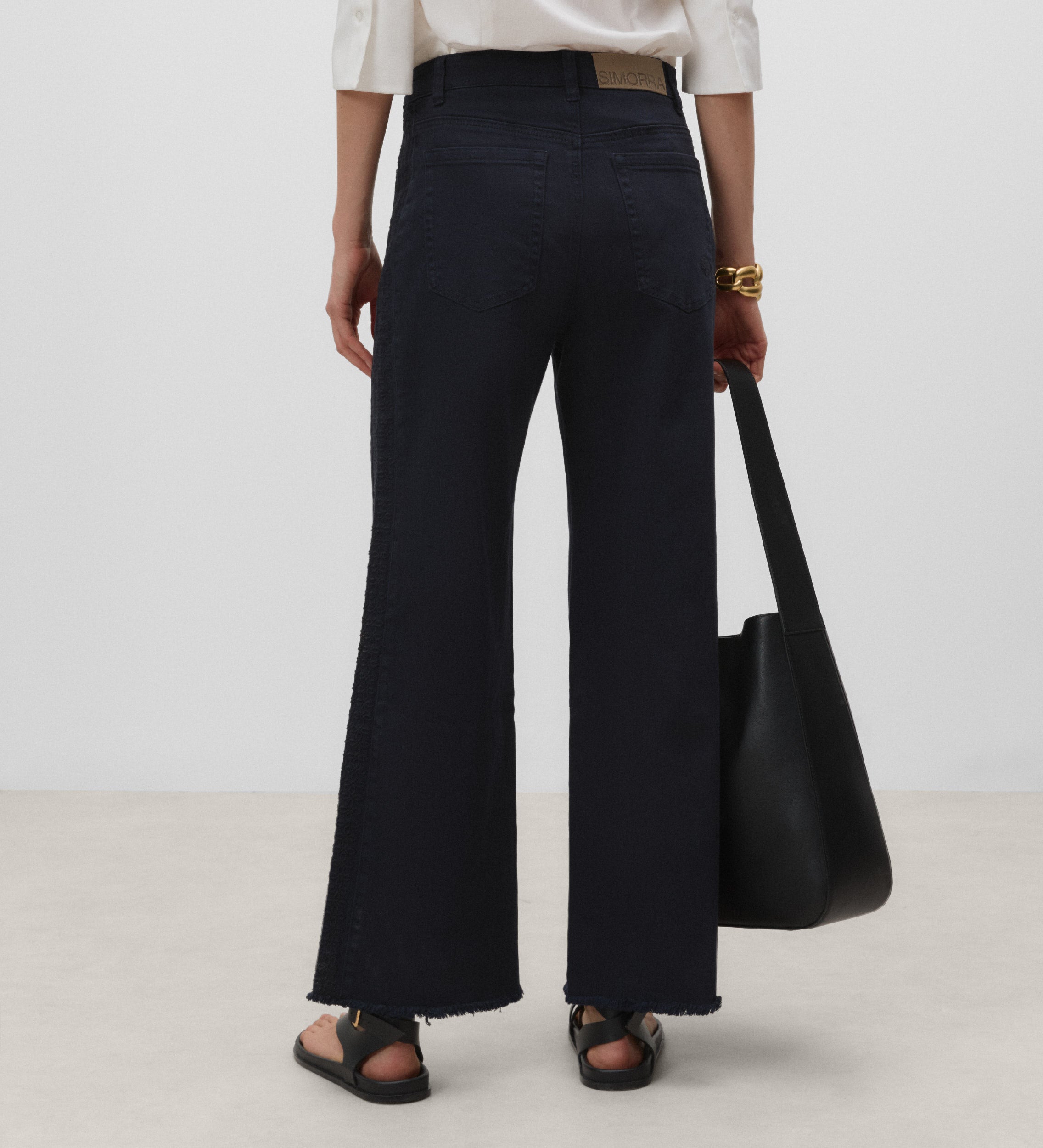 Pantalon large avec broderie sur le côté