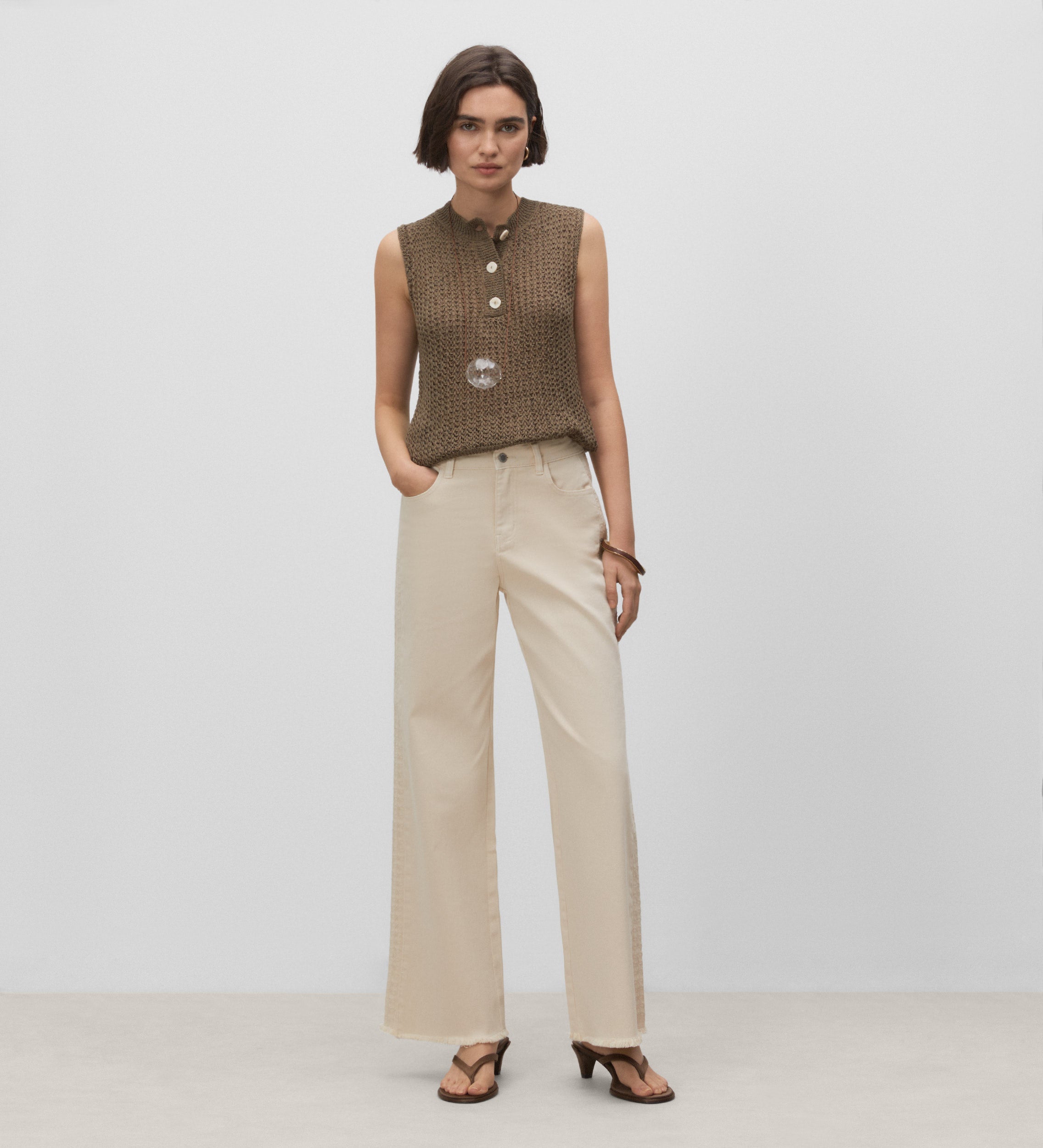 Pantalon large avec broderie sur le côté