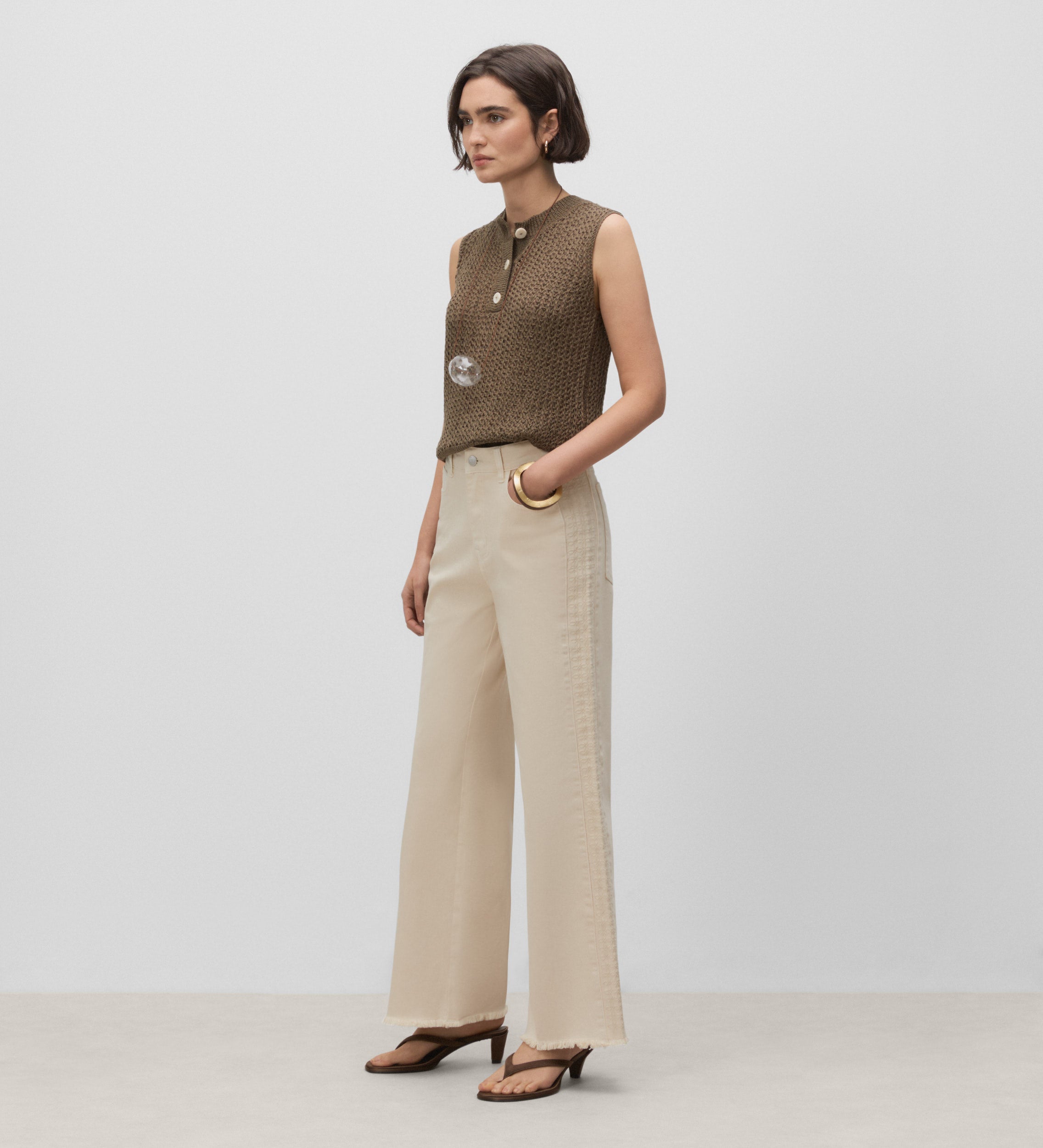 Pantalon large avec broderie sur le côté