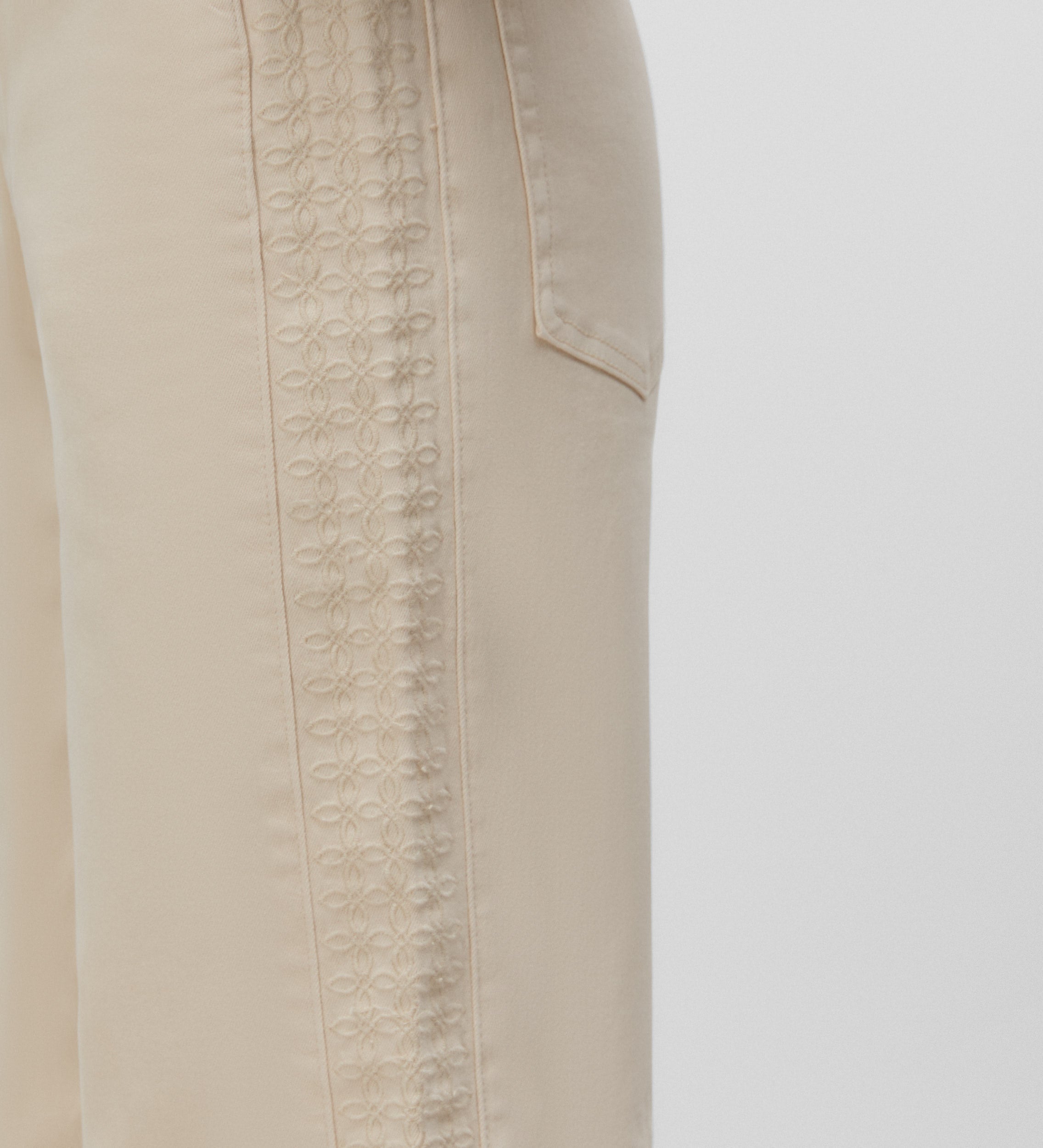 Pantalon large avec broderie sur le côté
