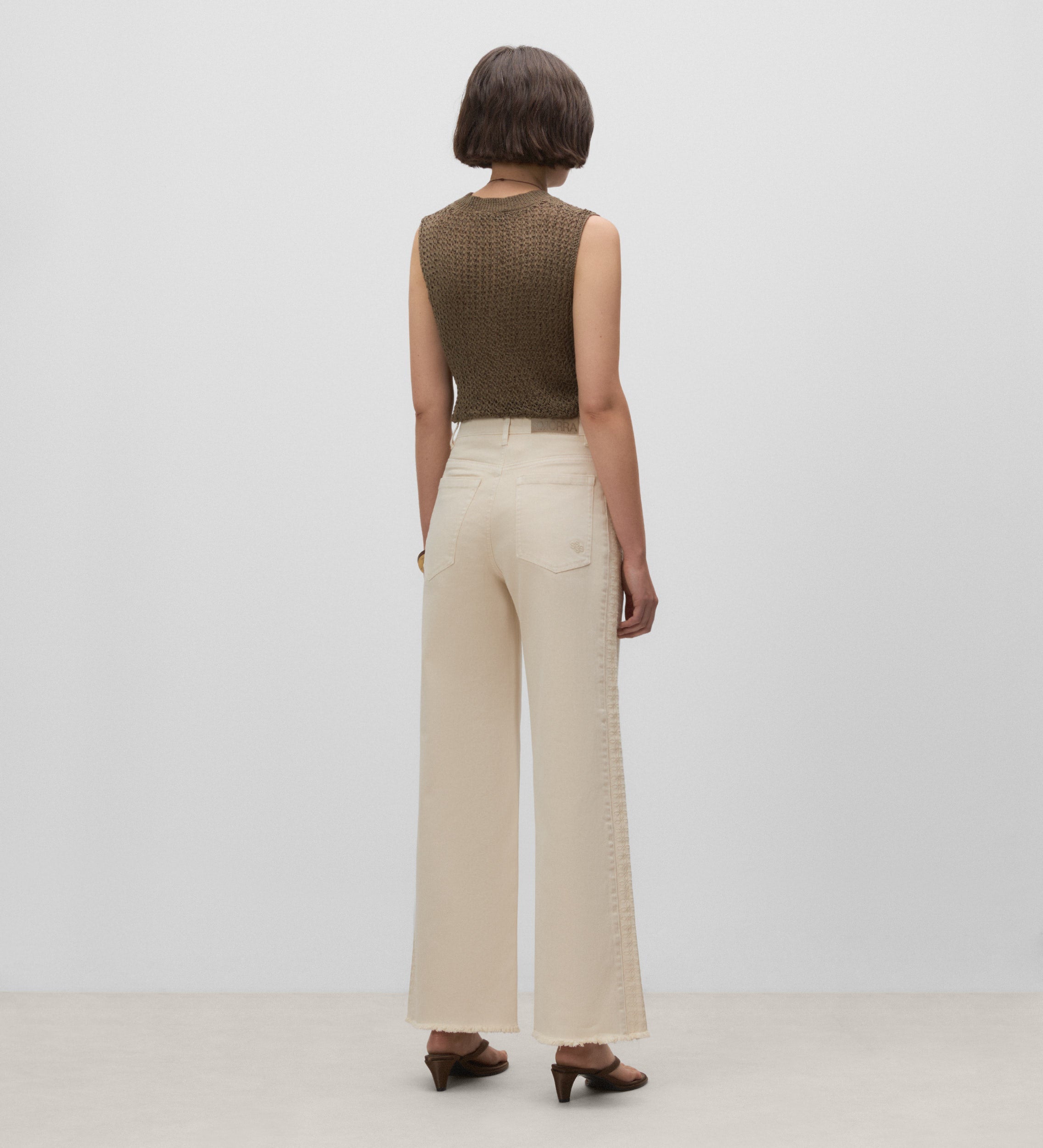 Pantalon large avec broderie sur le côté