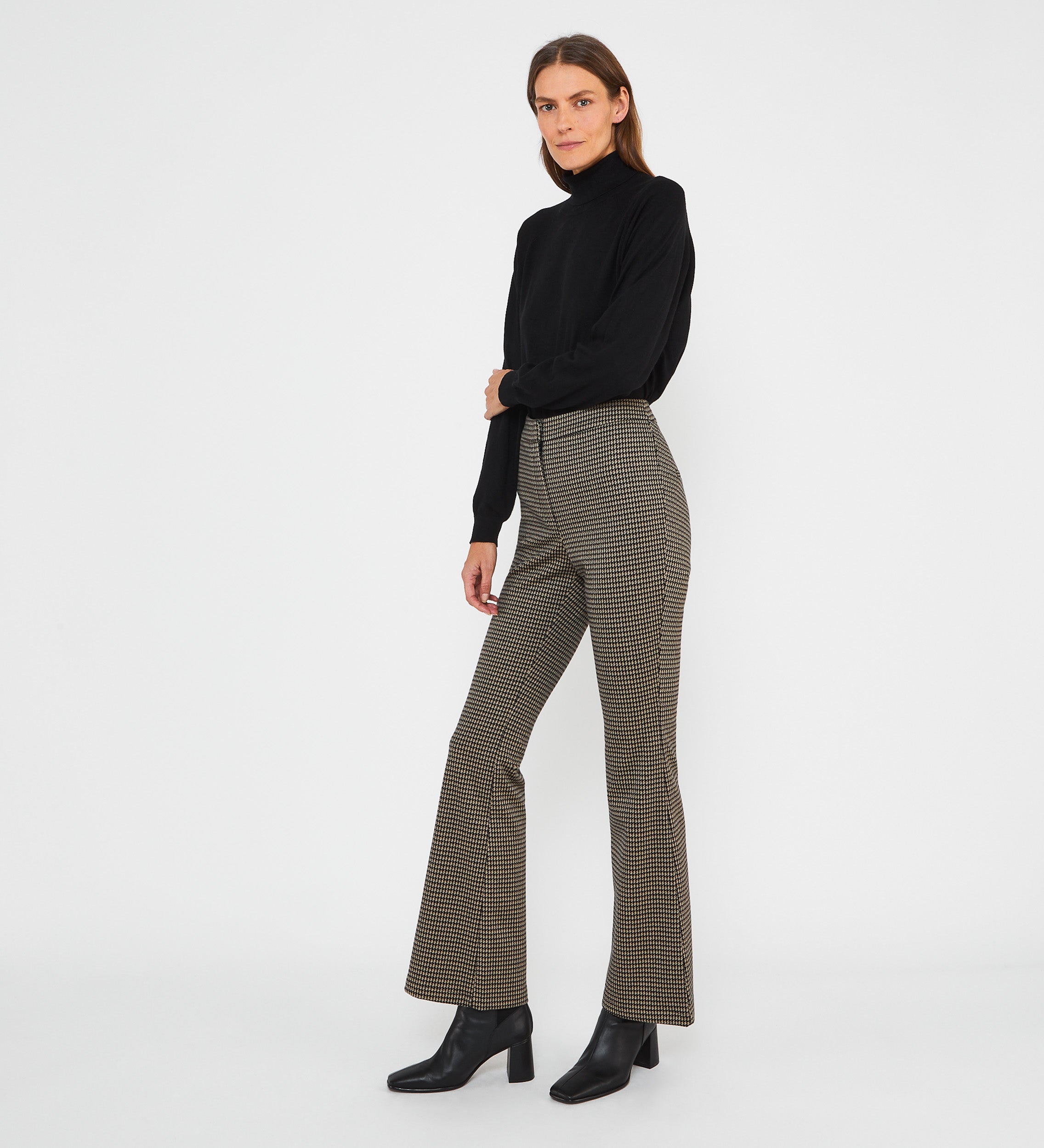 Flared elastic trousers
