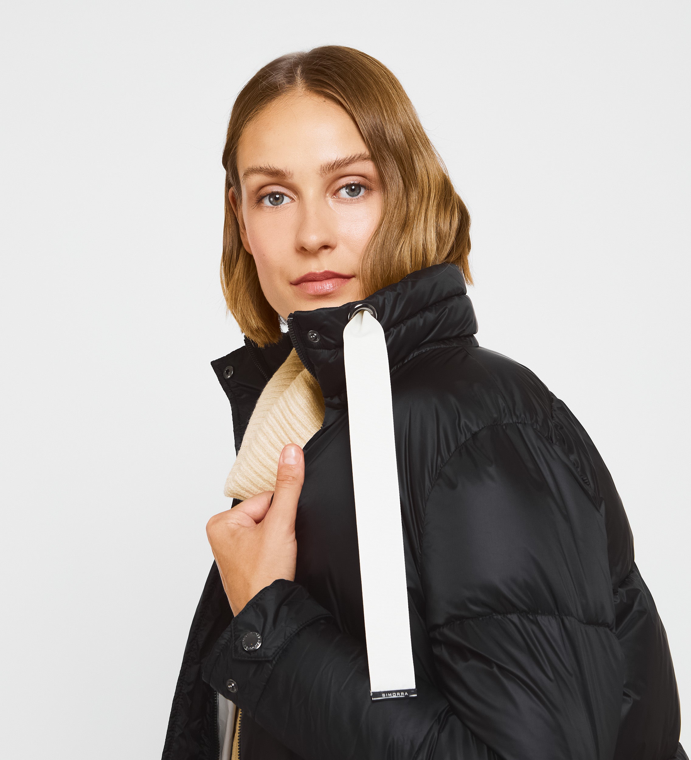 Parka corta cuello alto