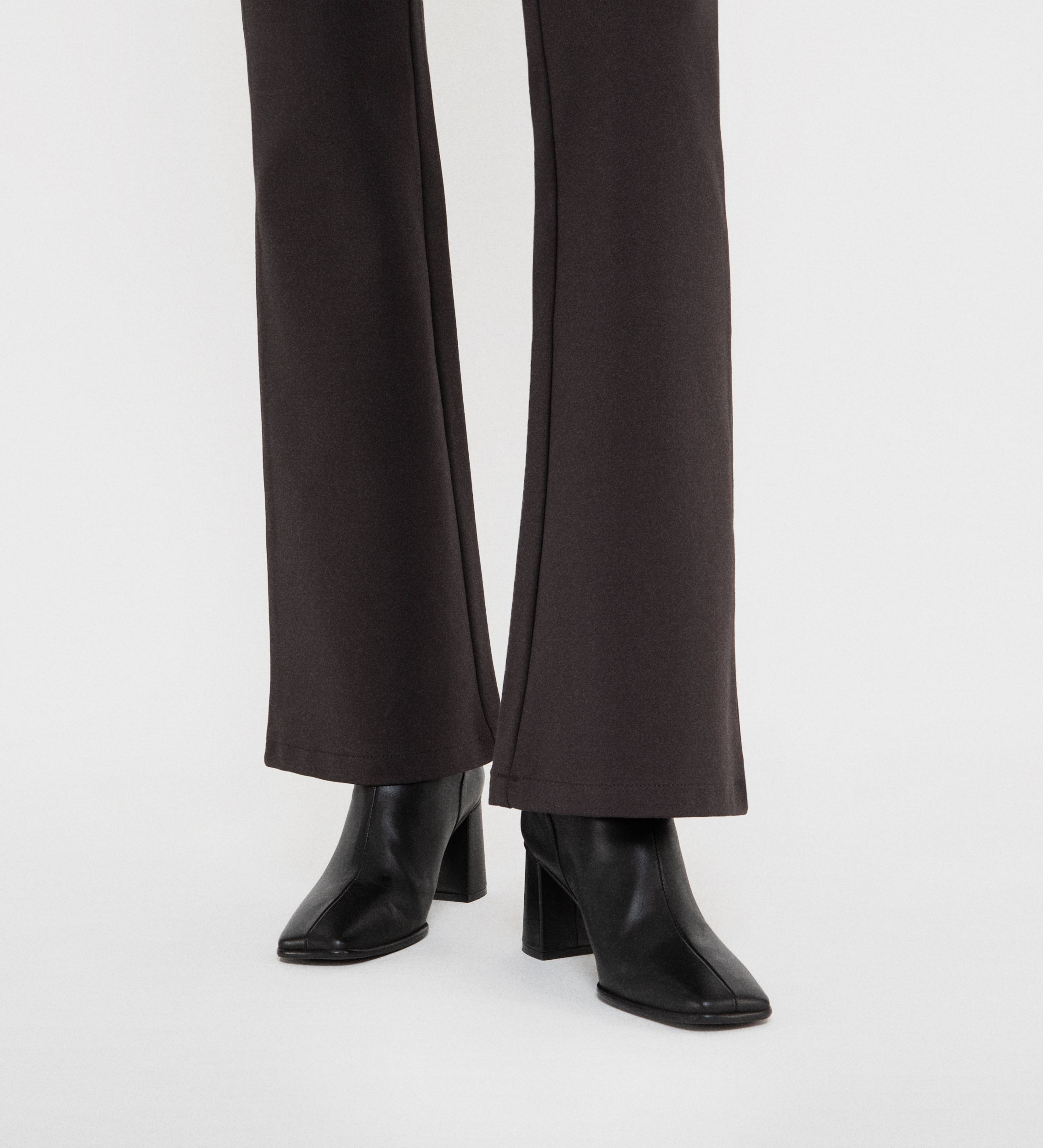 Flared elastic trousers