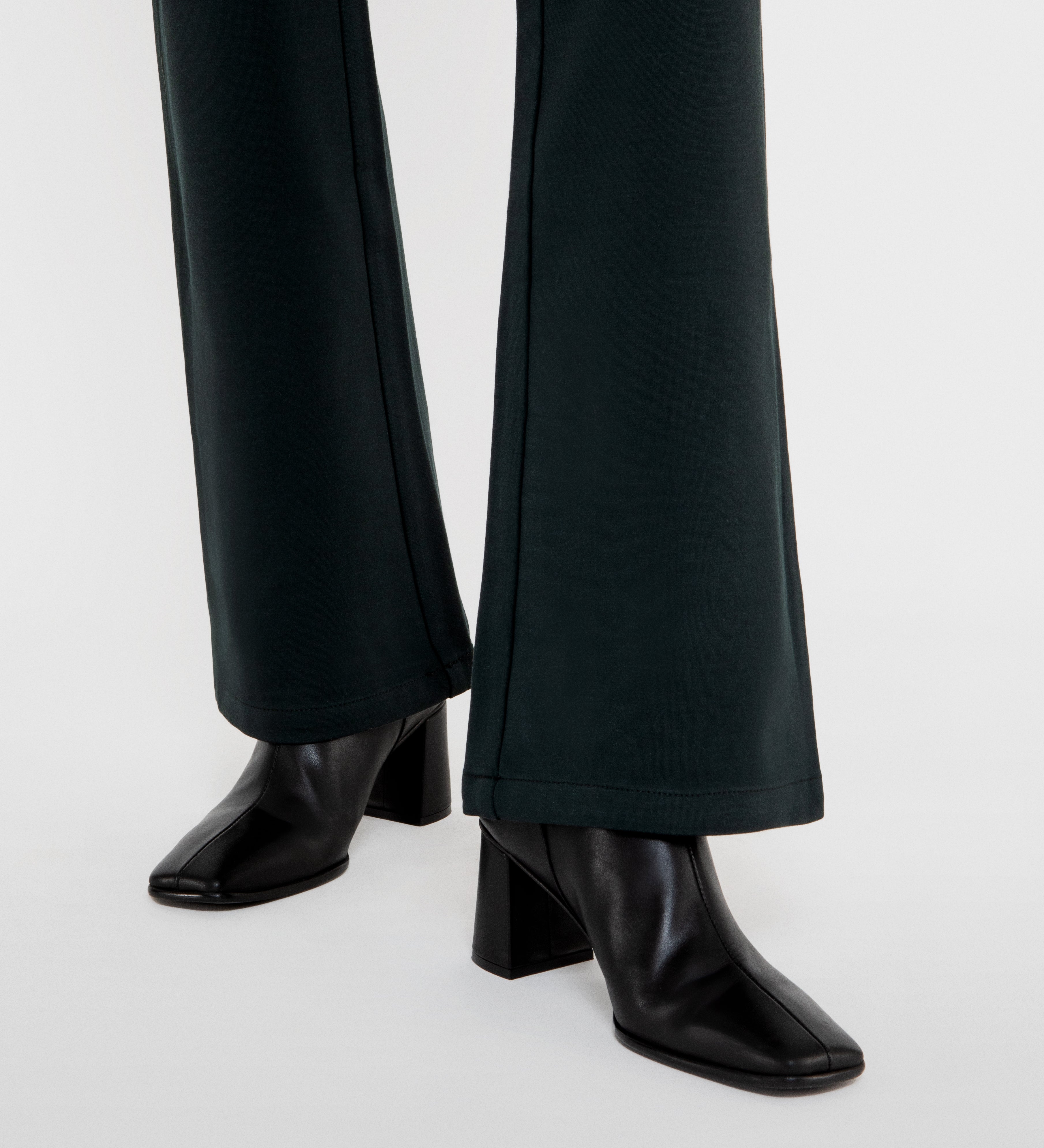 Flared elastic trousers