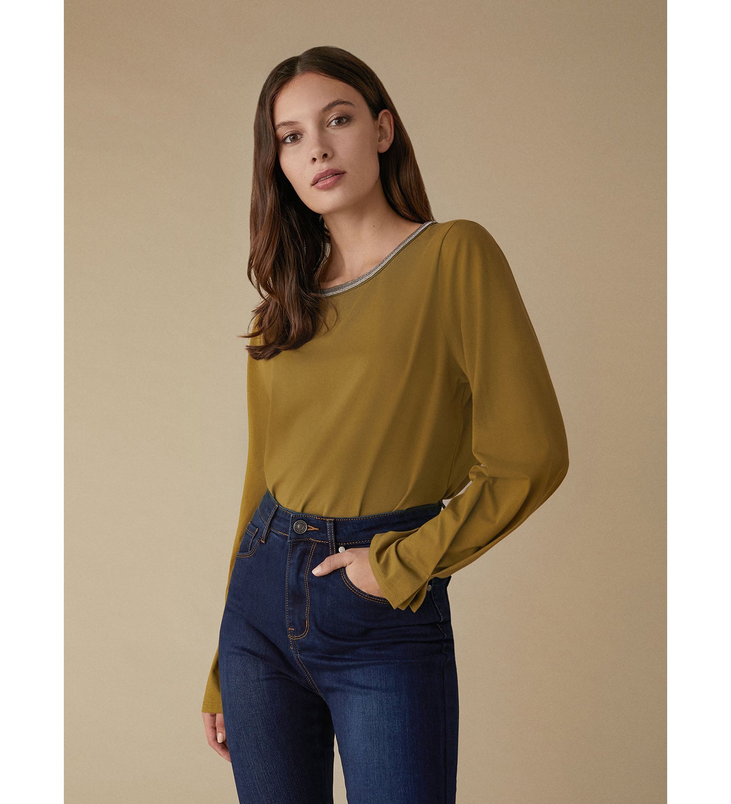 Trimming neckline T-shirt