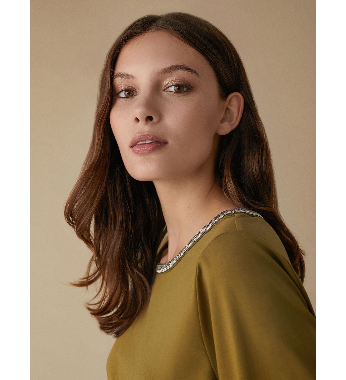 Trimming neckline T-shirt