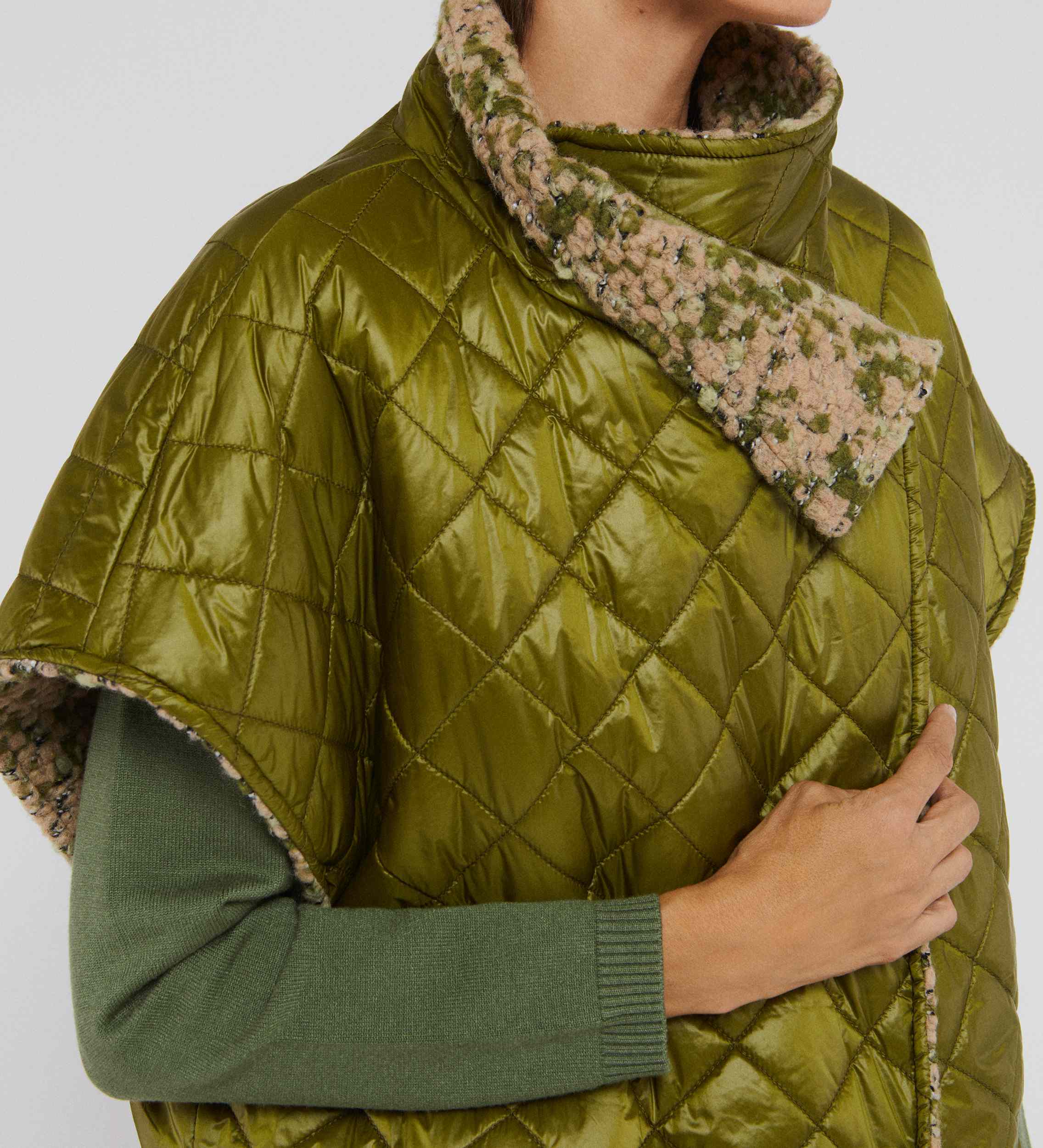 Capa reversible cuello alto