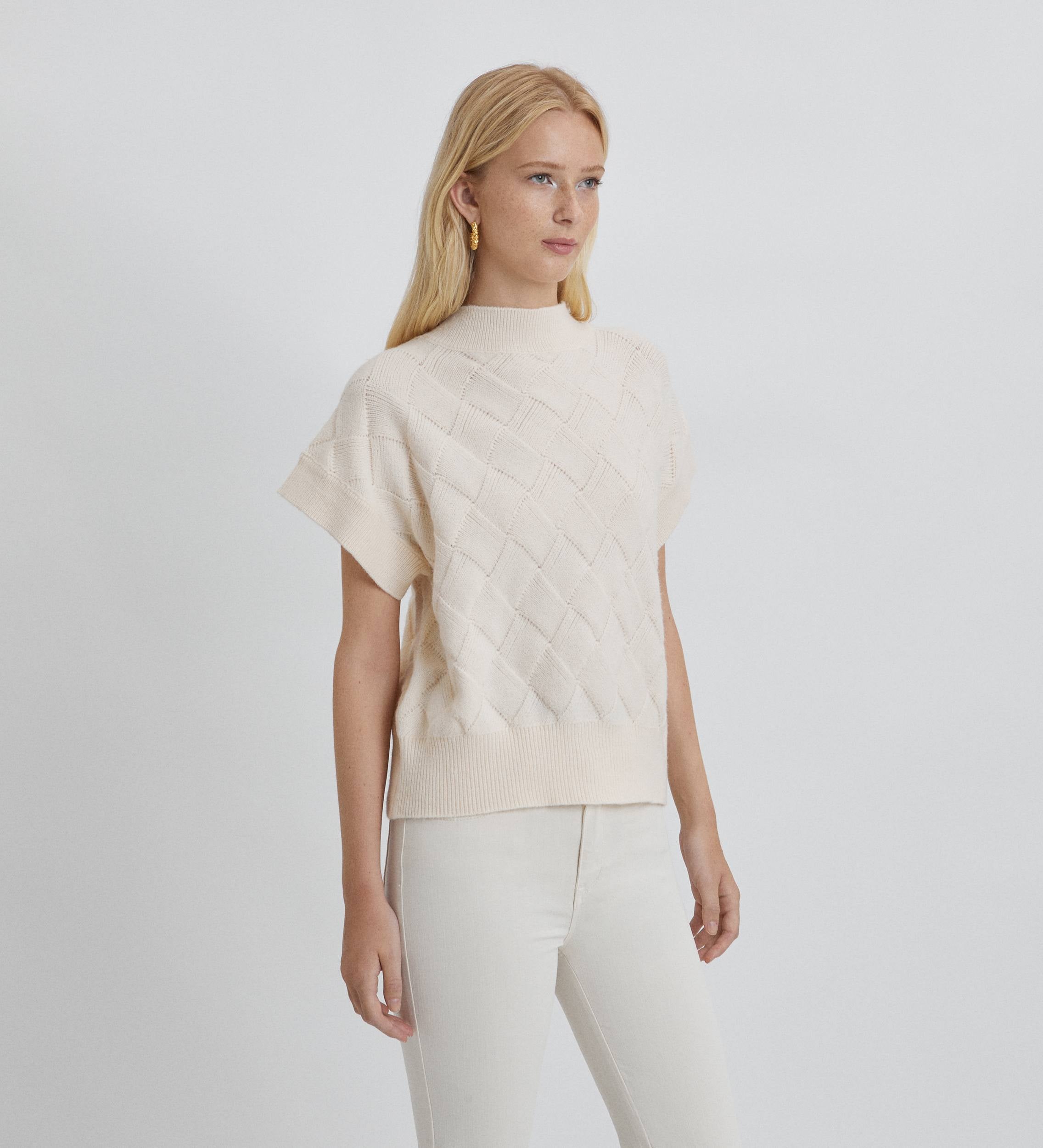 Short knitted vest