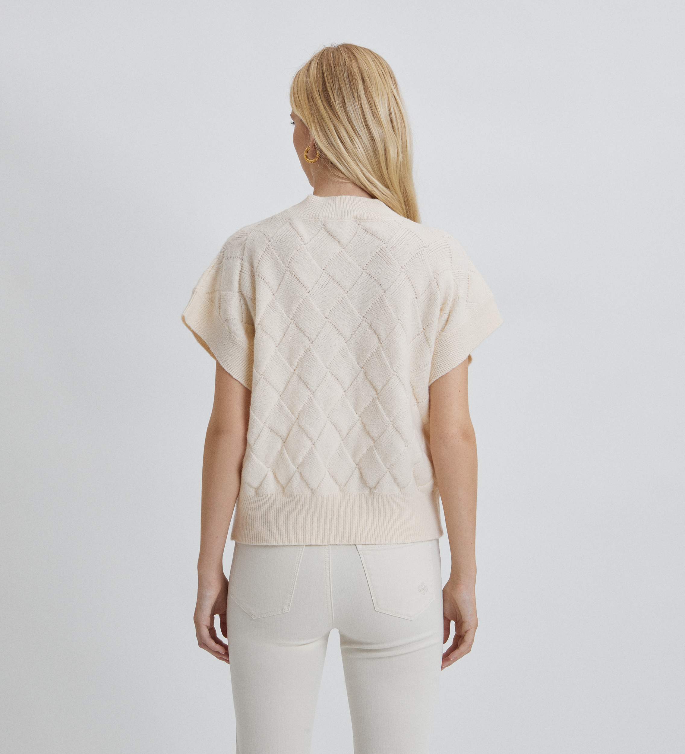 Short knitted vest