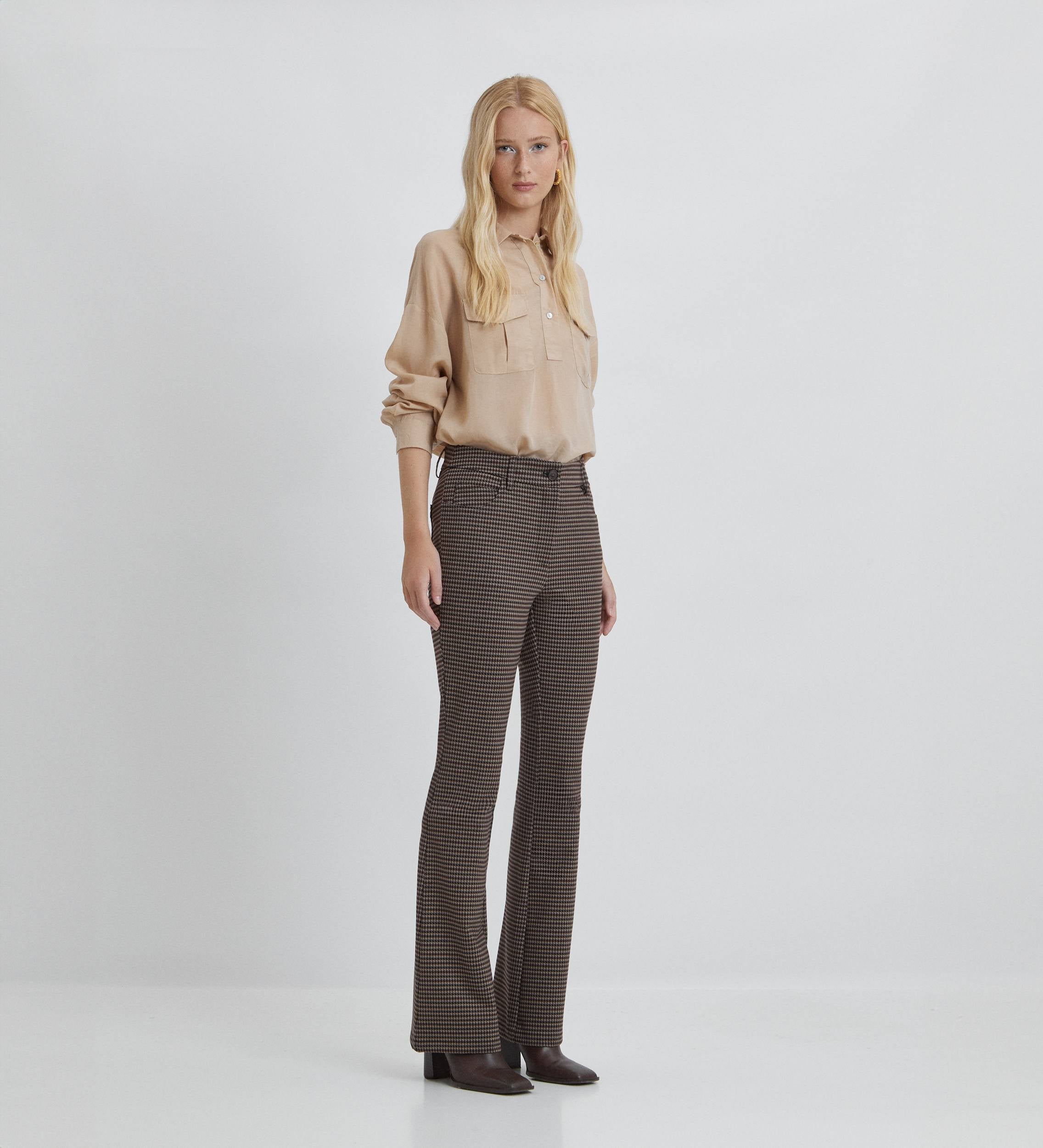 Flared elastic trousers