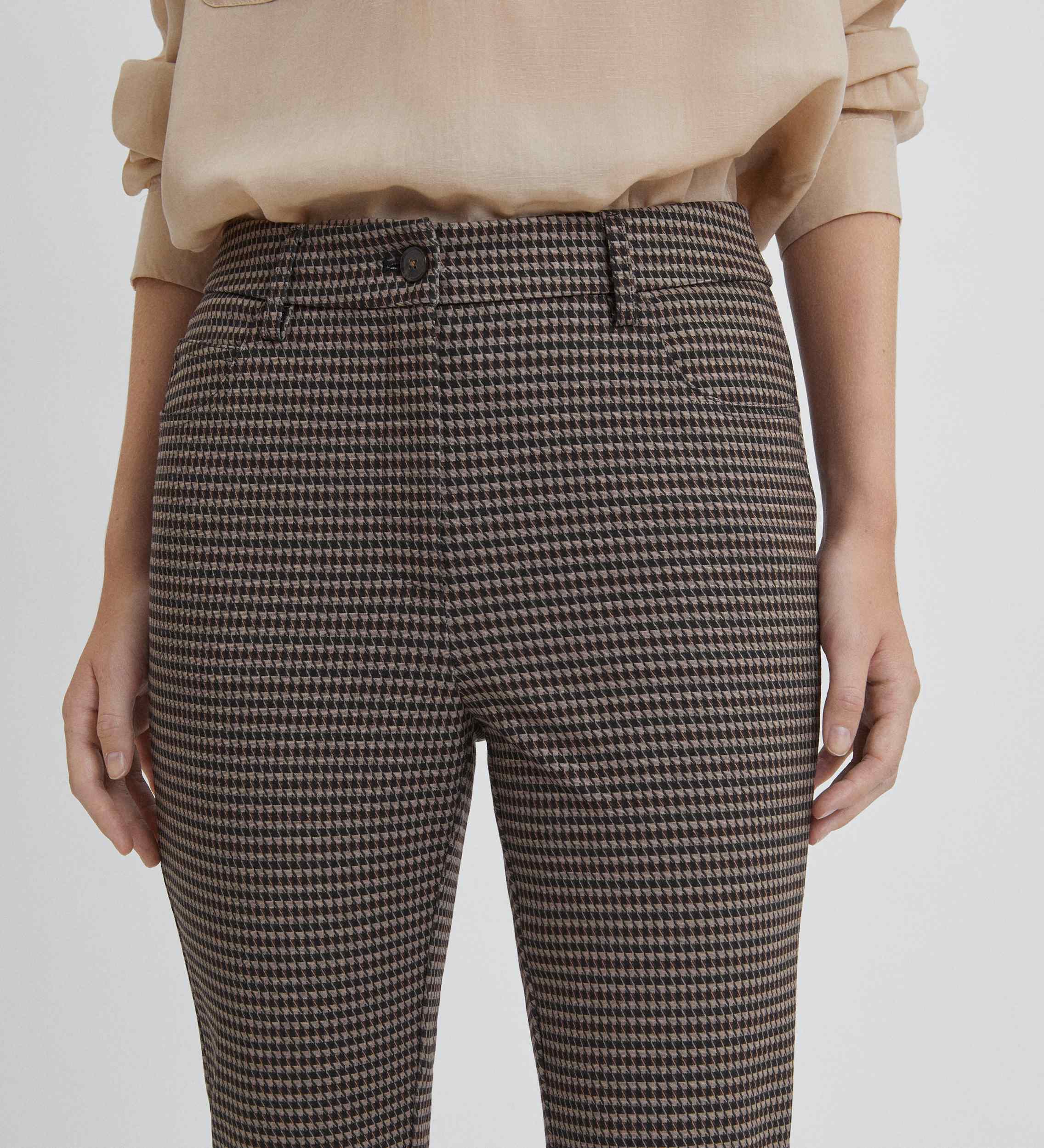 Flared elastic trousers