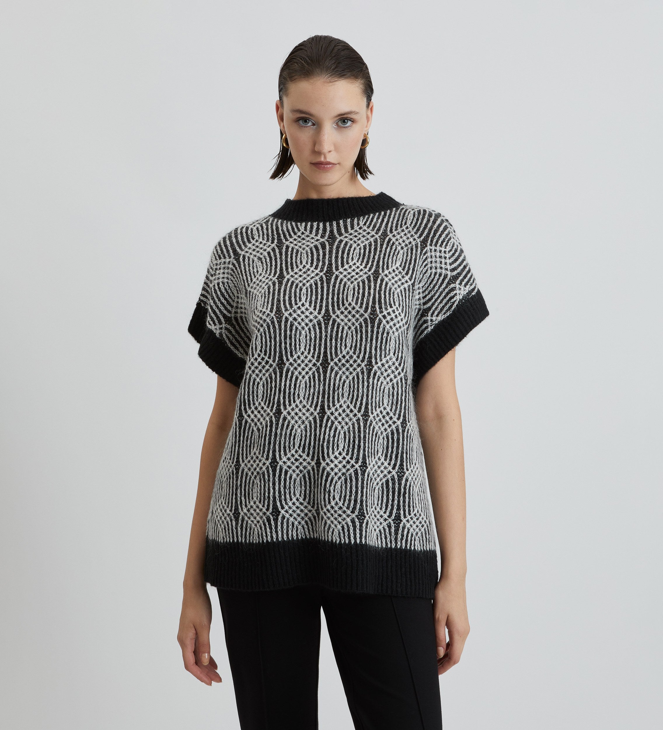 Short knitted vest