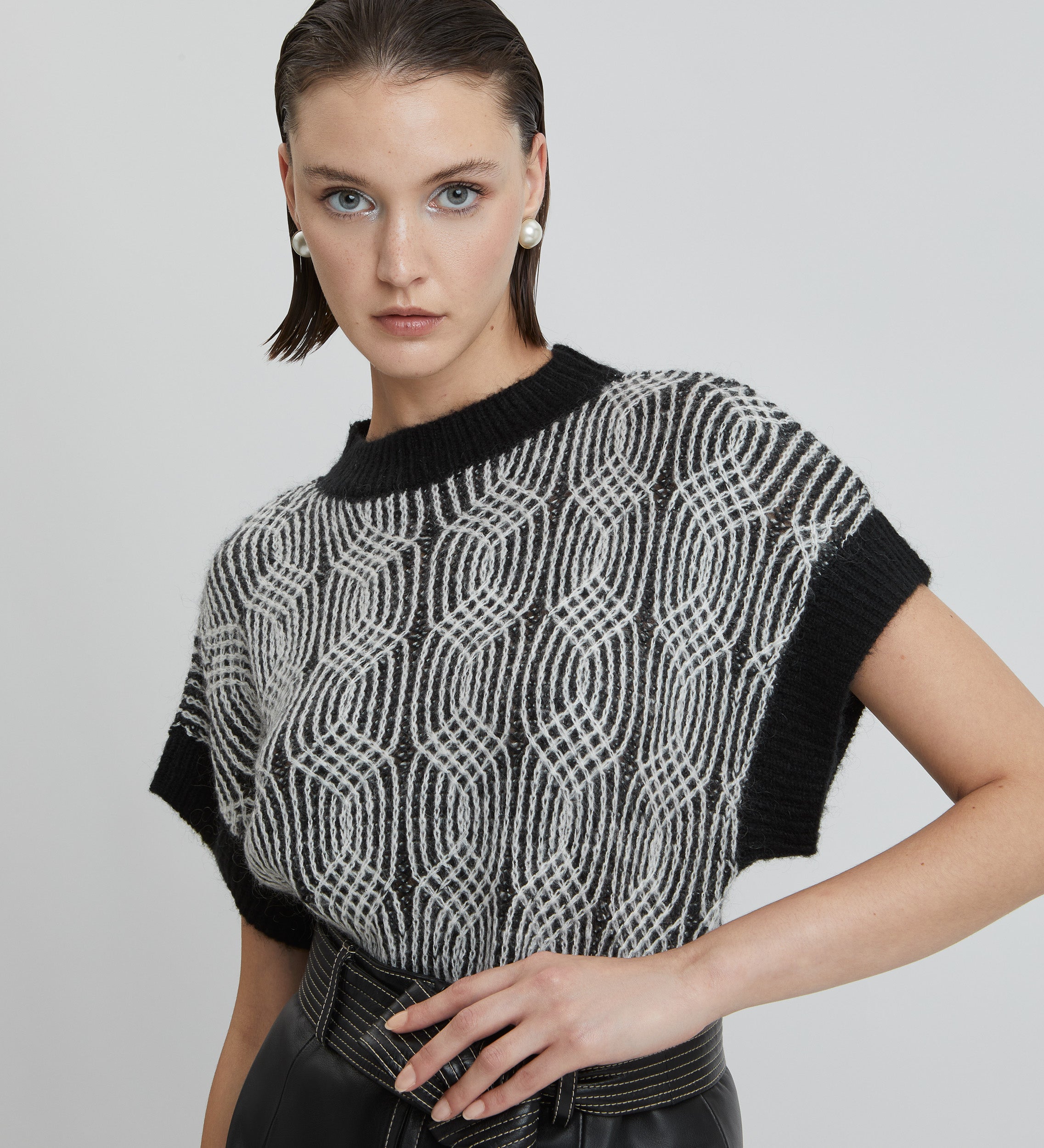 Short knitted vest