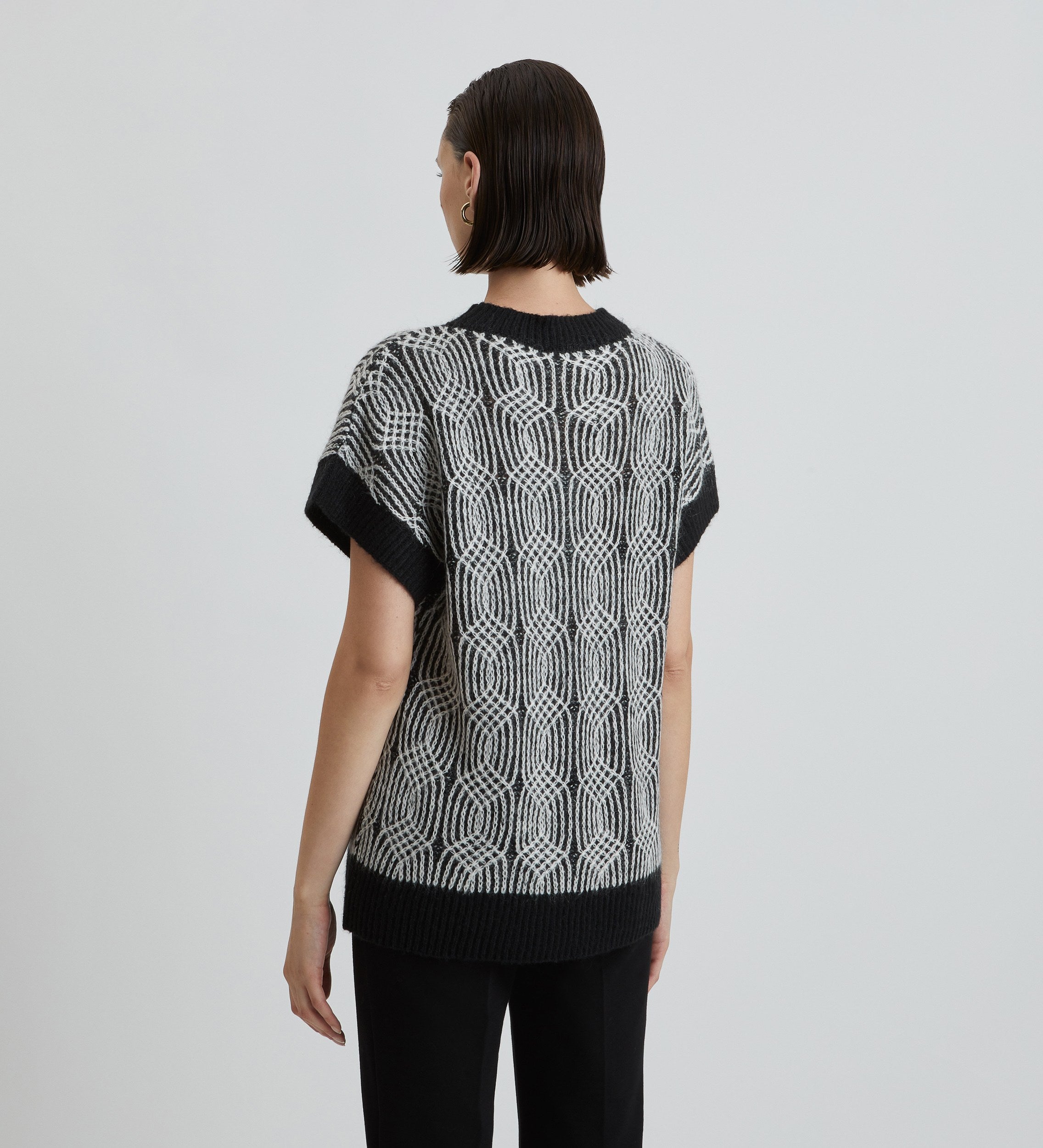 Short knitted vest