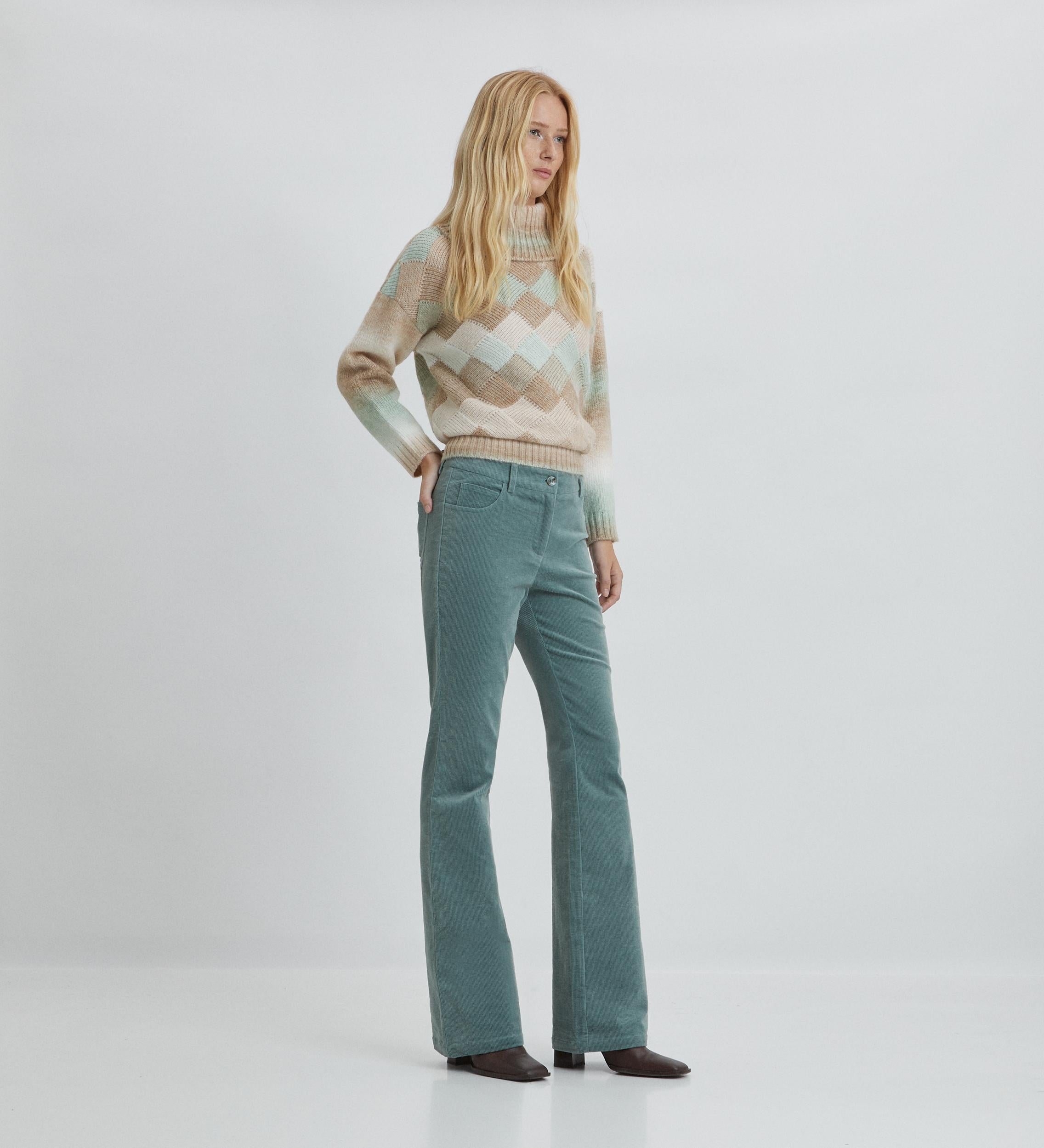 Flared elastic trousers