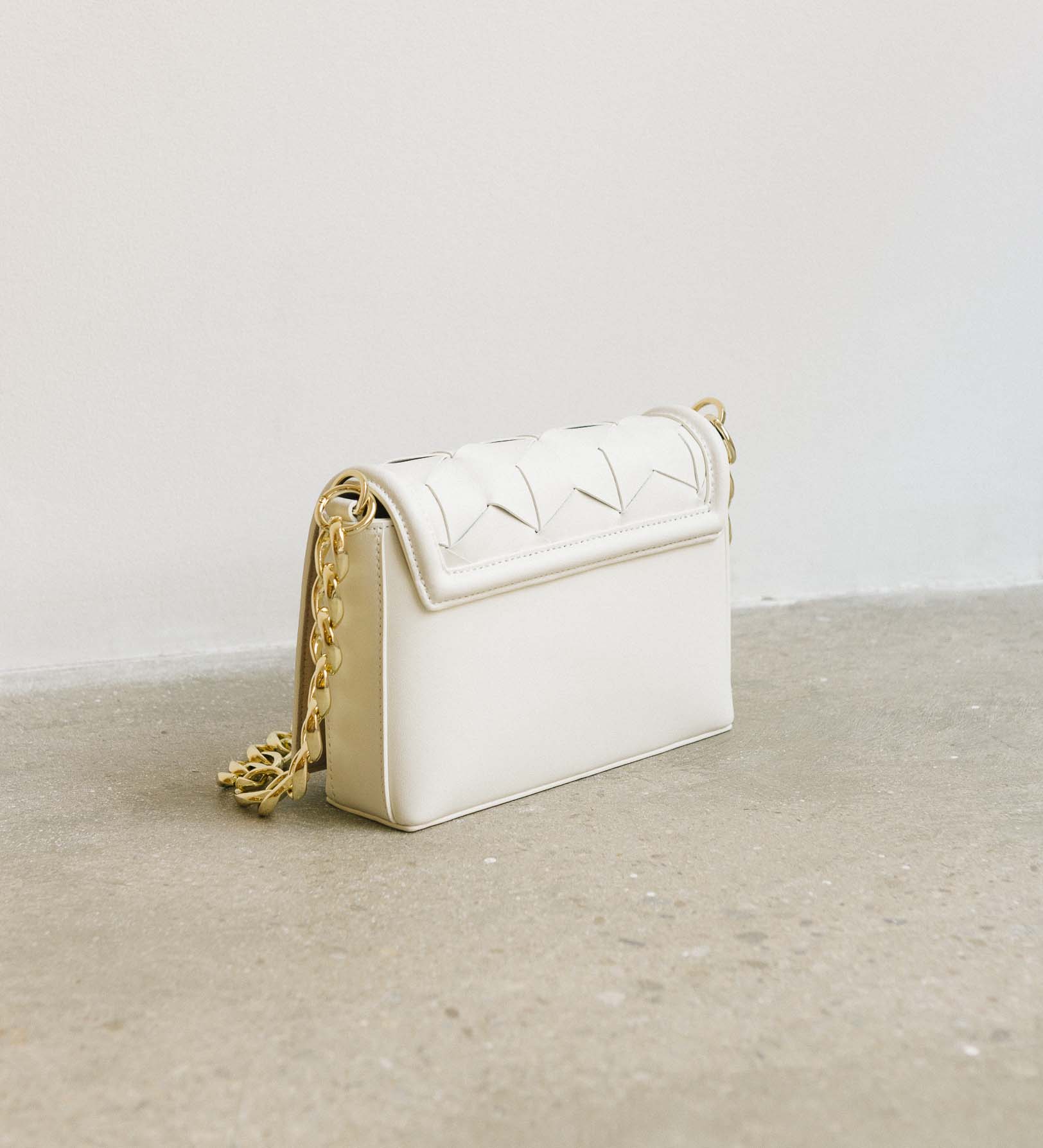 Chain shoulder bag