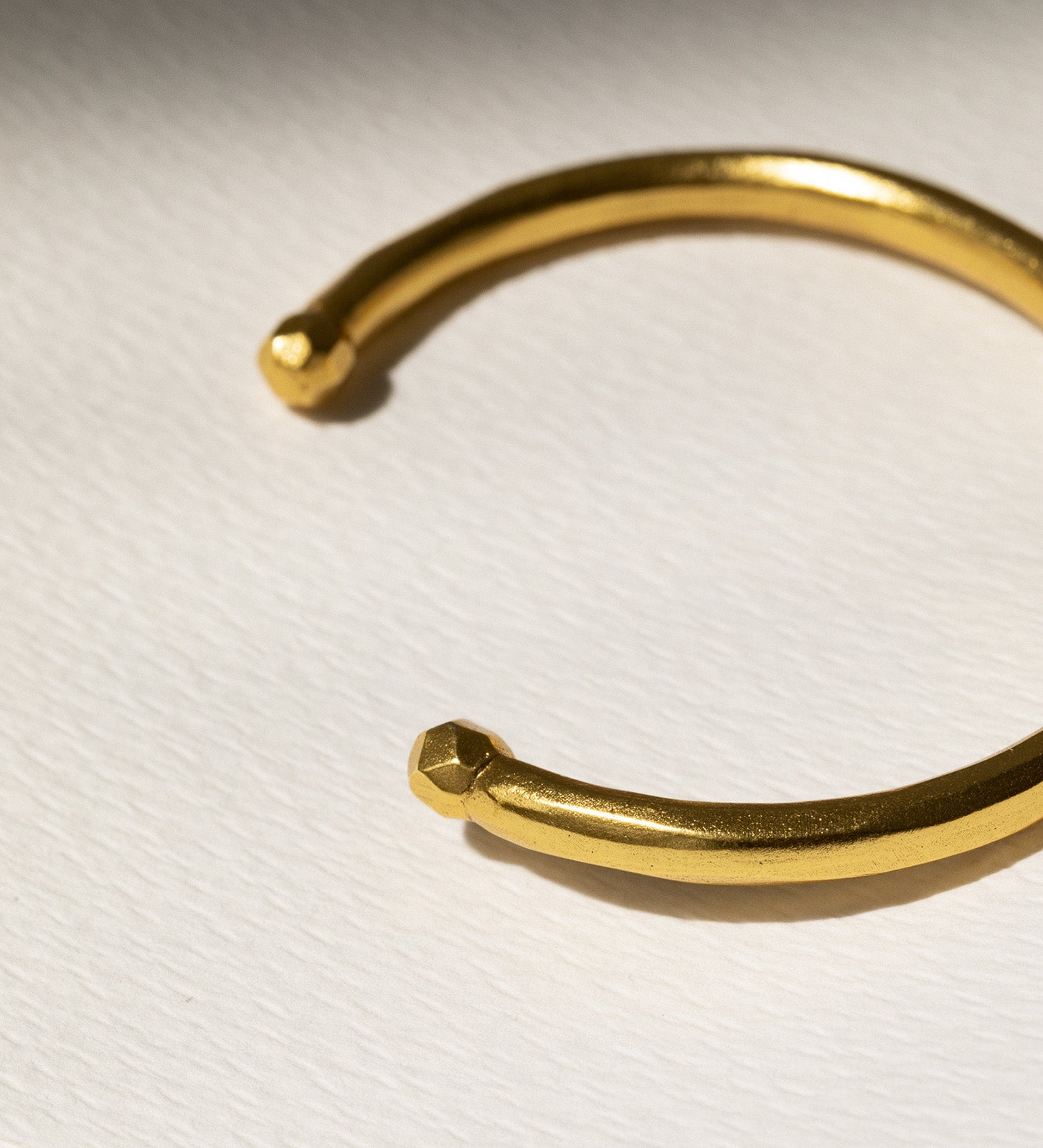 Brazalete rígido étnico