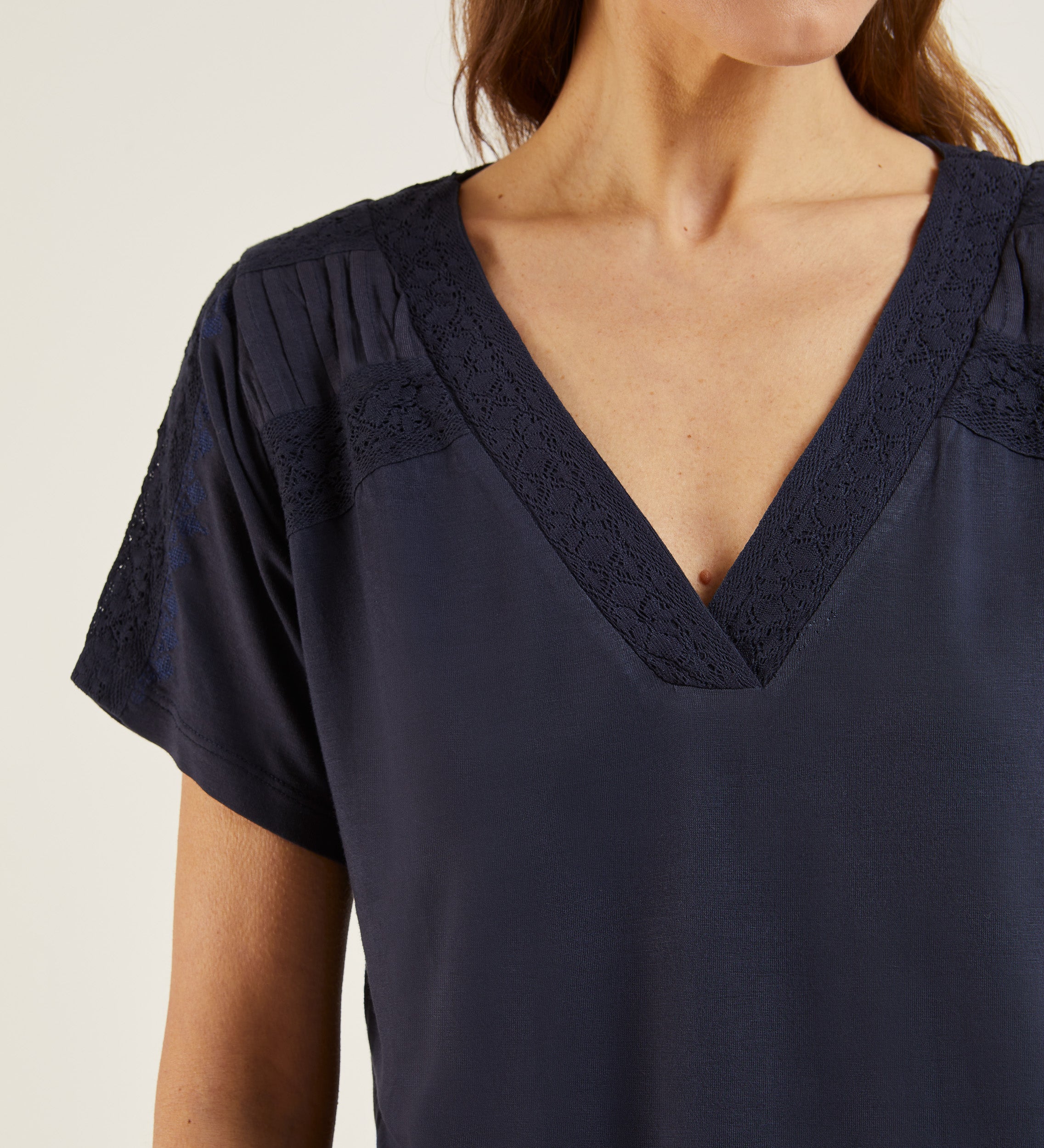 Camiseta combinada bordados