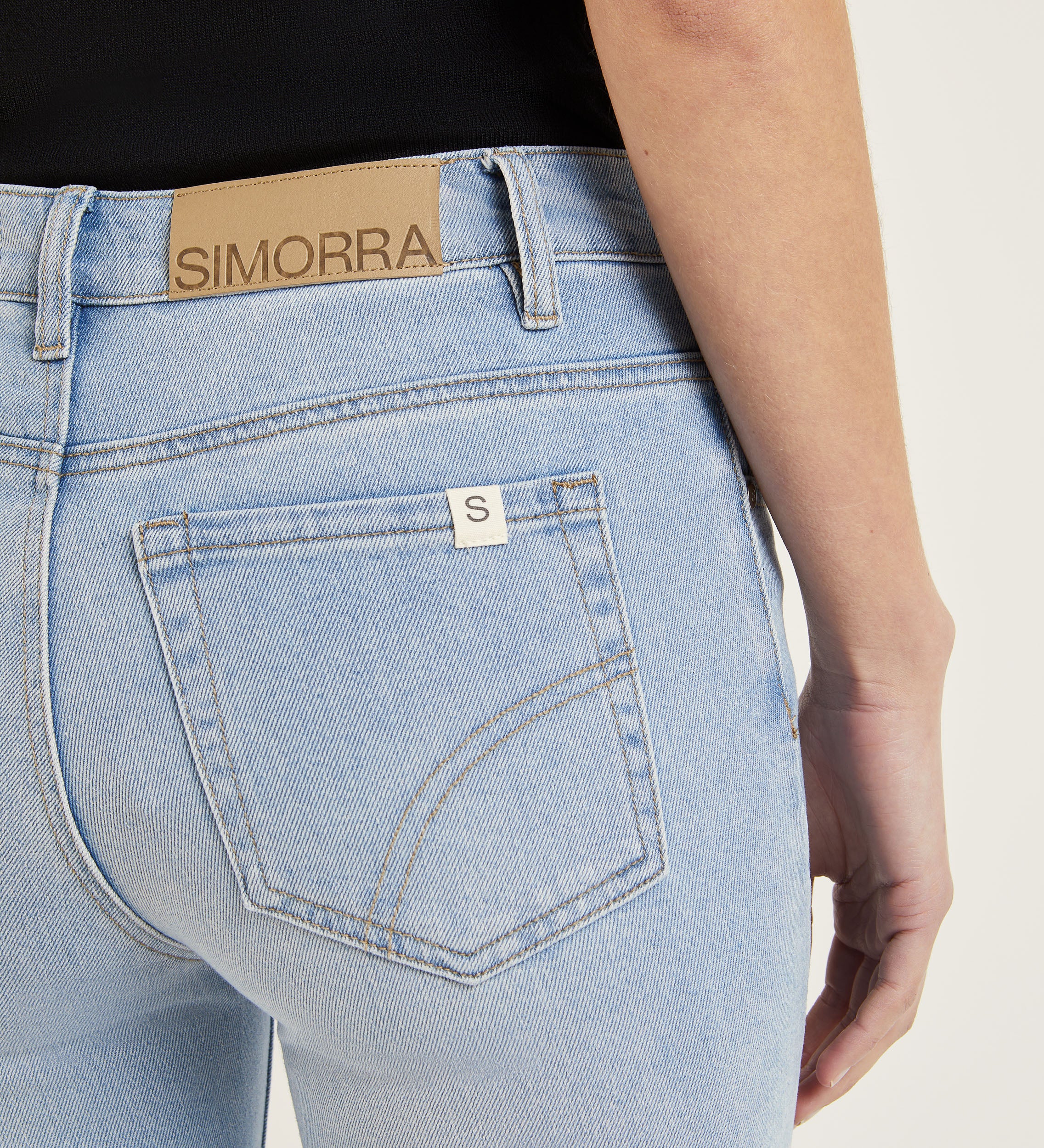 Pantalón crop acampanado