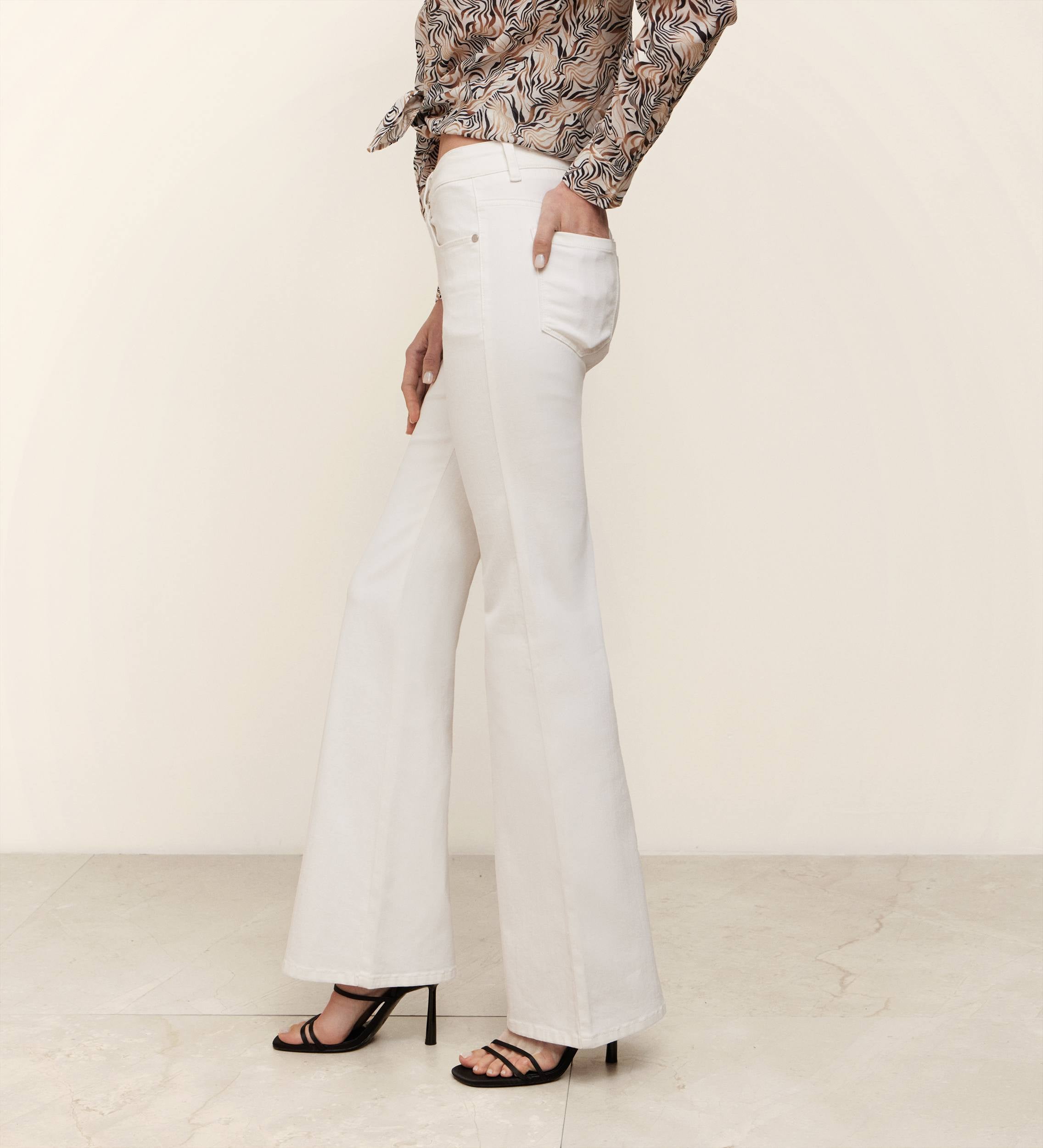 Pantalón vaquero acampanado