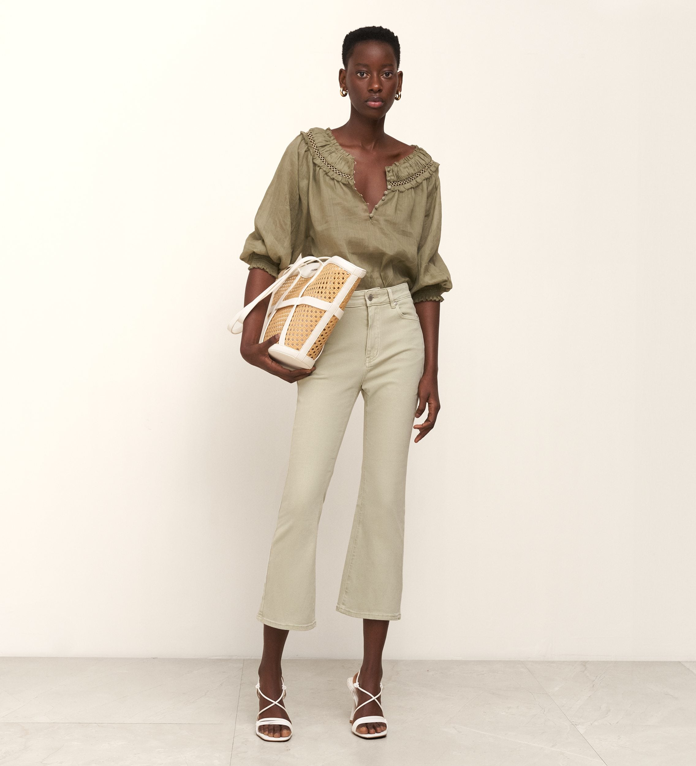 Pantalón crop acampanado