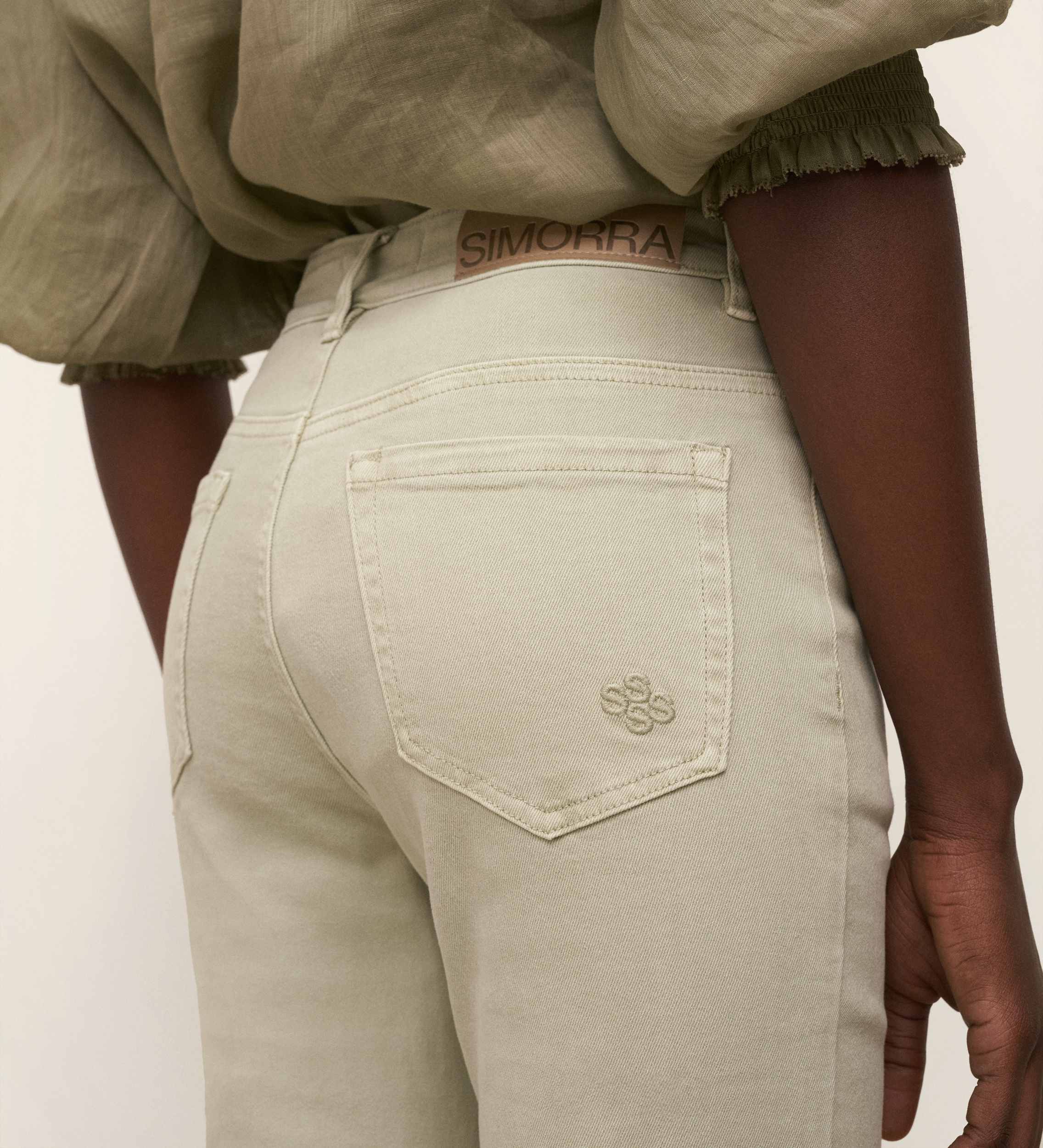 Pantalón crop acampanado