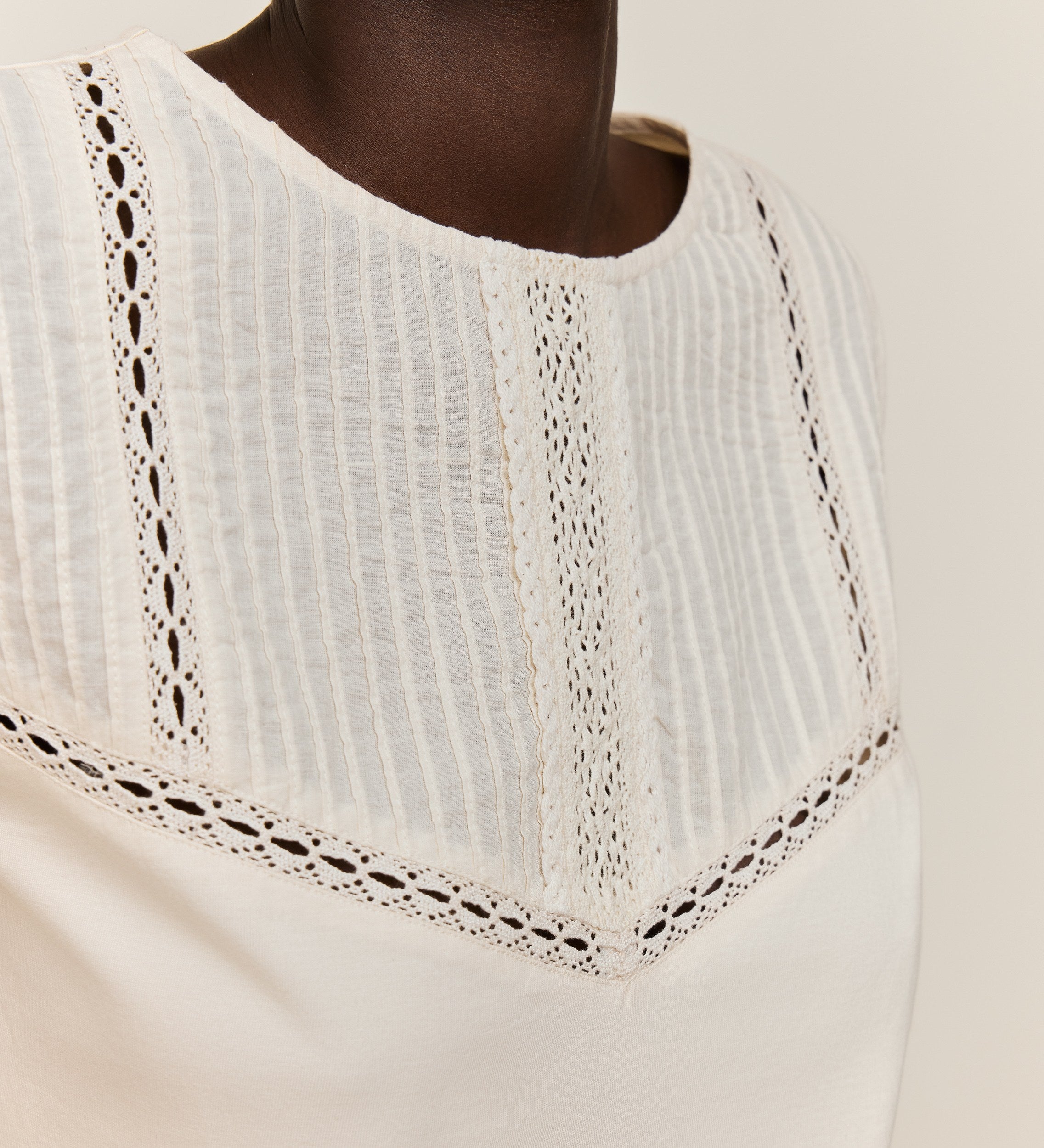 Camiseta combinada fornituras