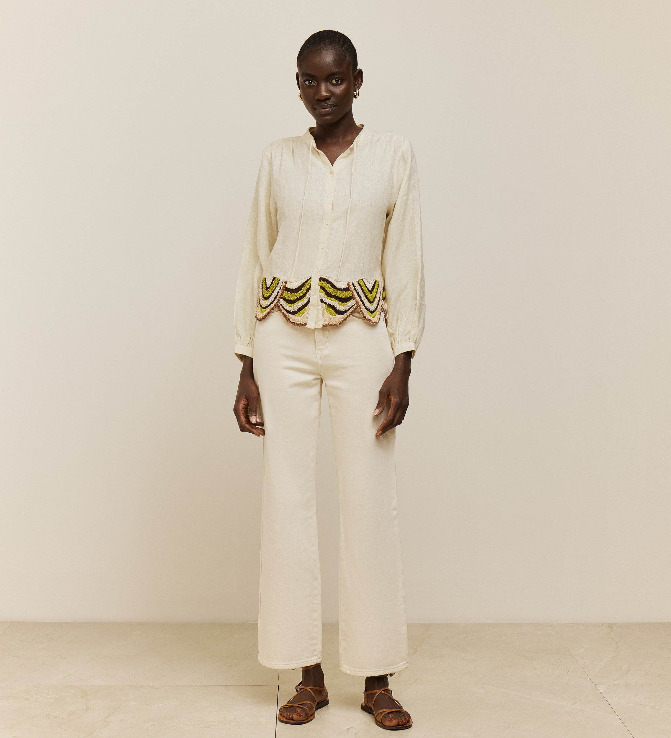 Blouse basse brodée