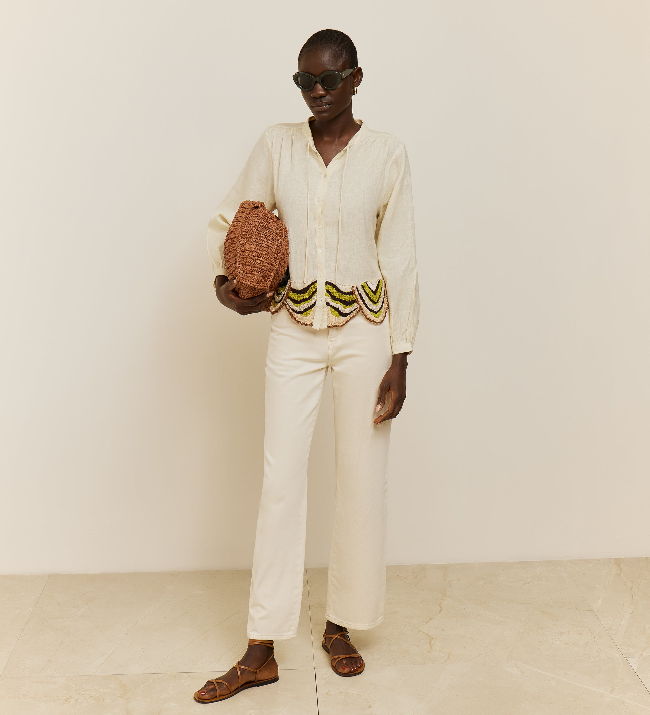 Blouse basse brodée