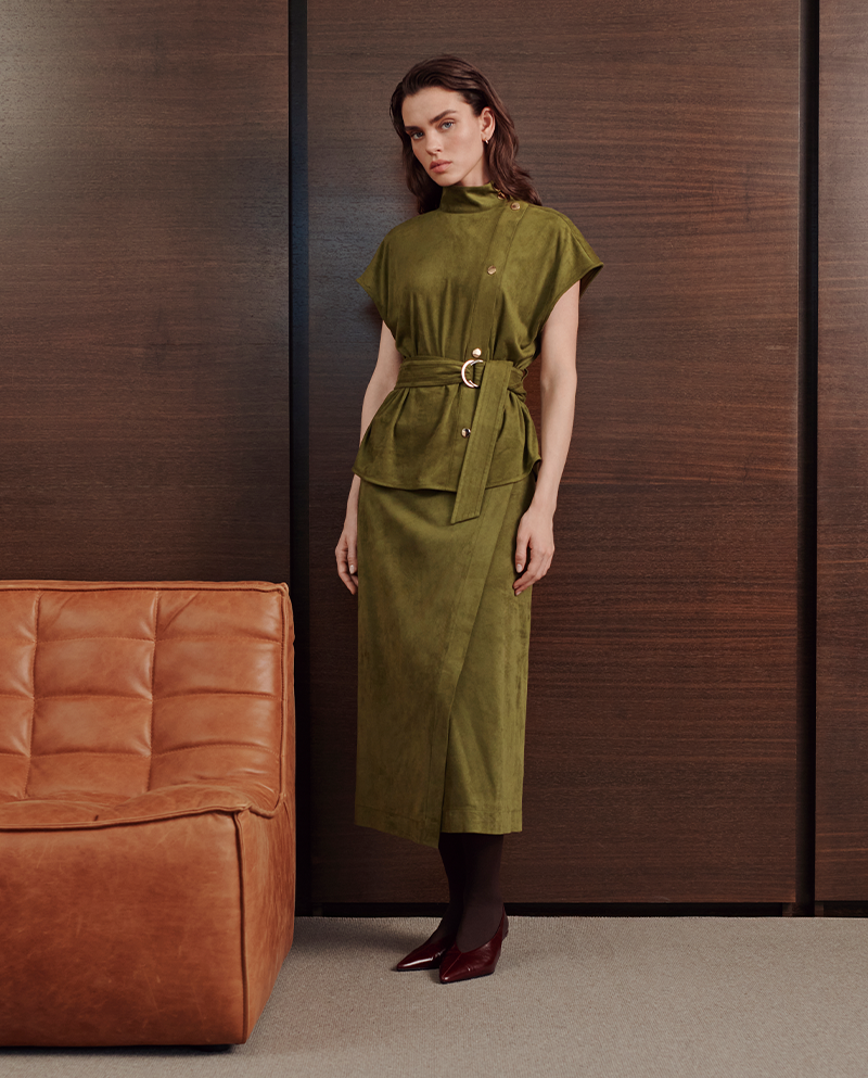 Top antelina cuello tira