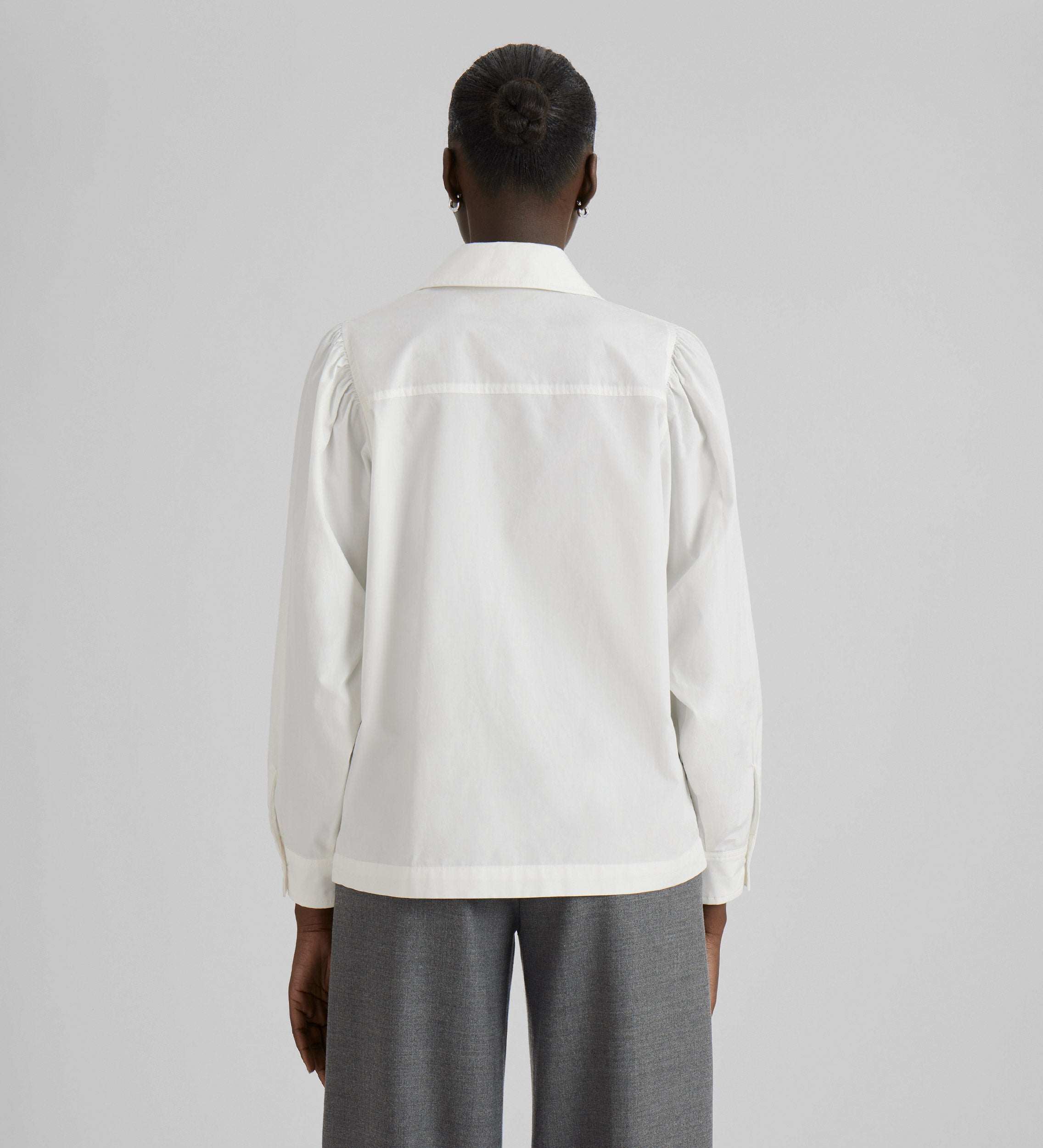 Shirt with gathered sleeves