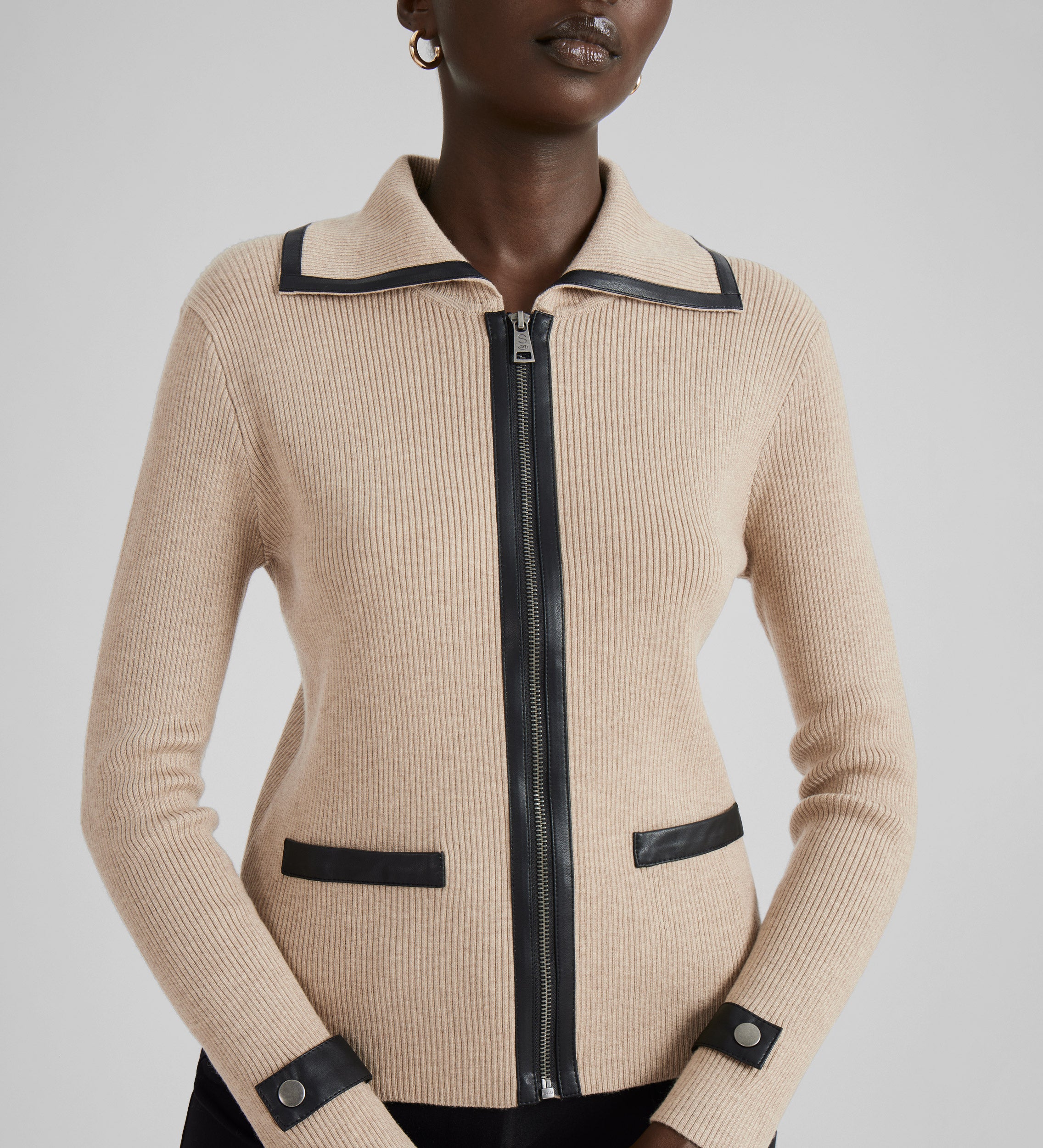 Short cardigan with contrasting piping