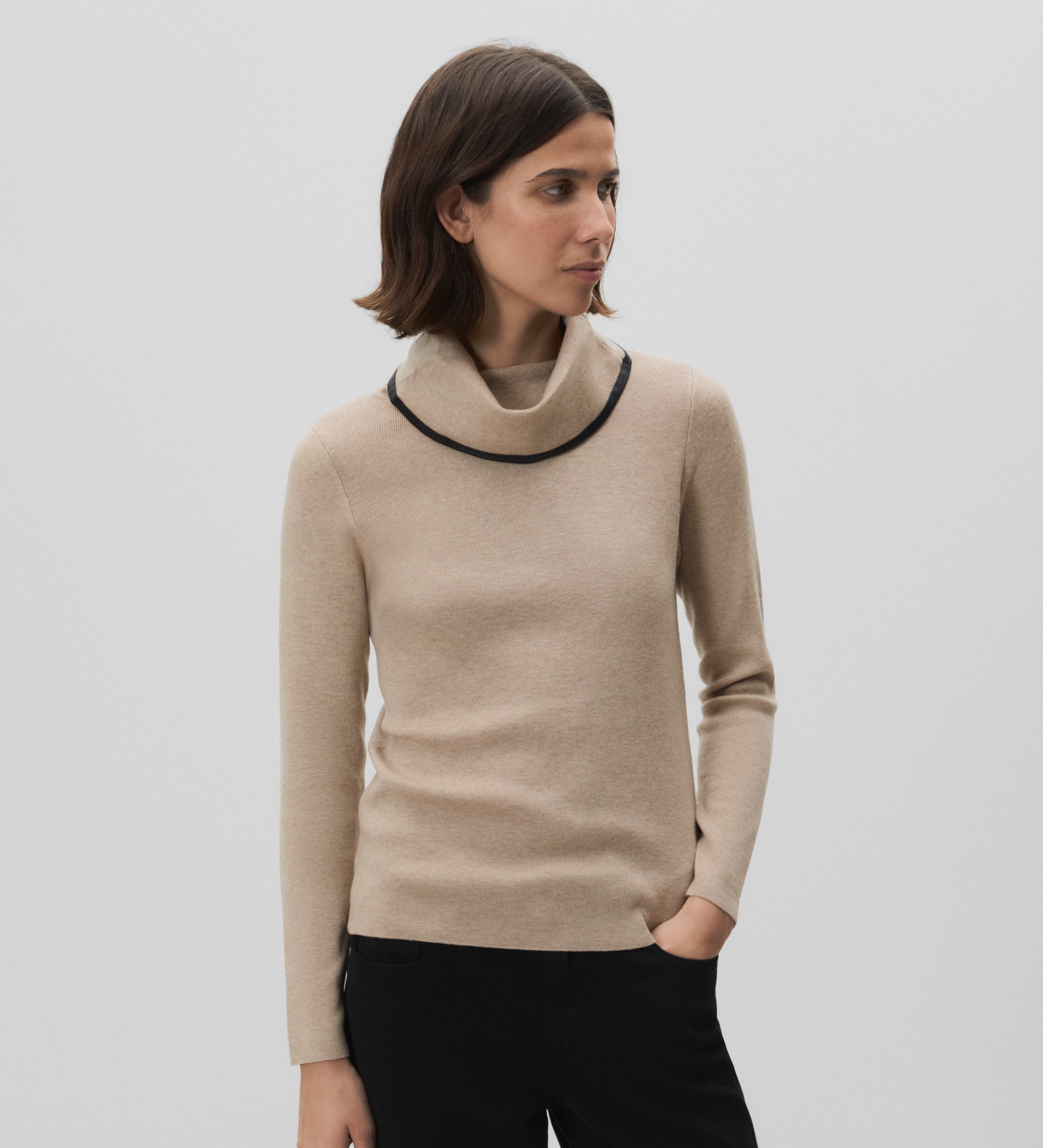 Contrast turtleneck sweater