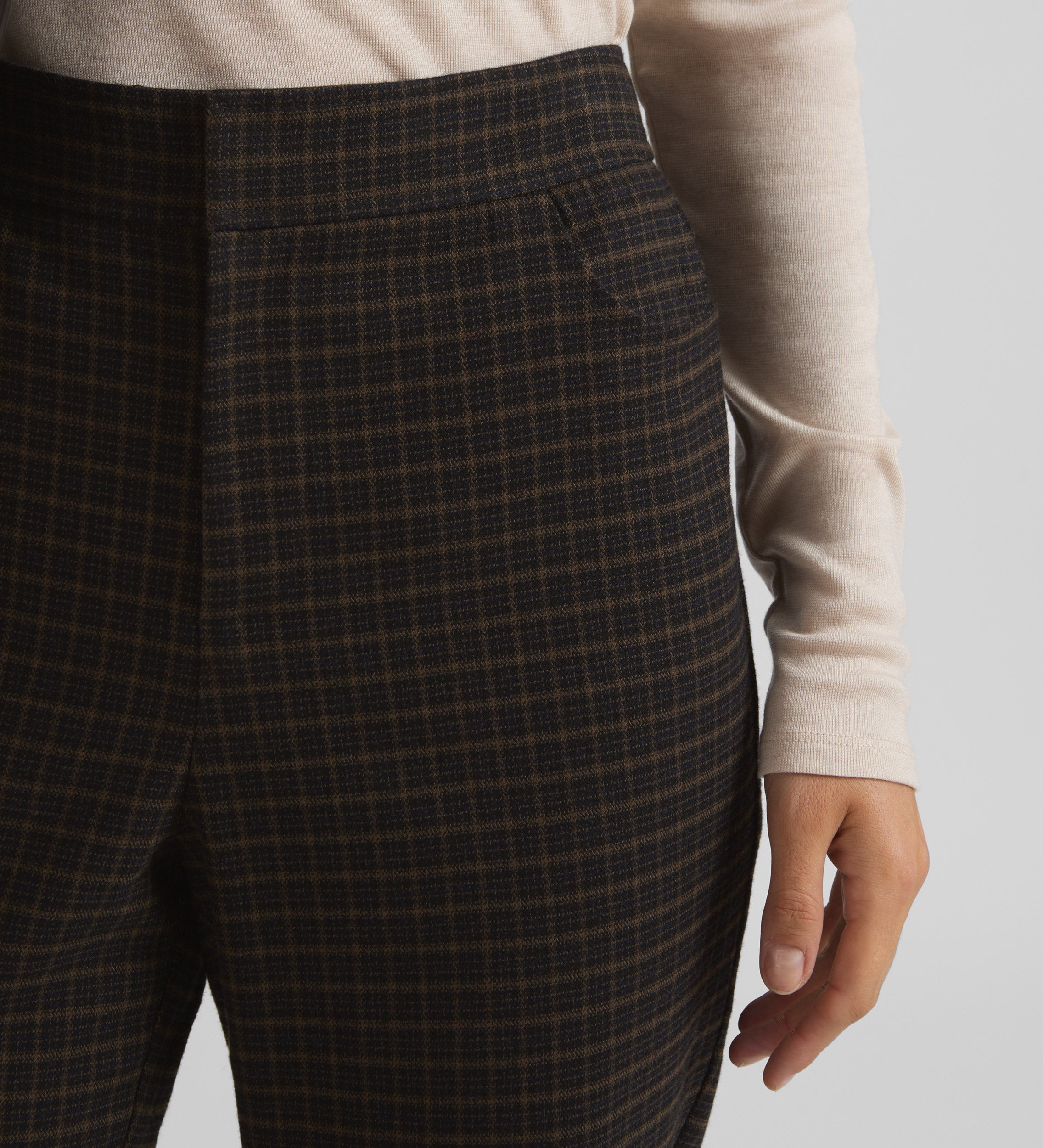 Flared elastic plaid trousers